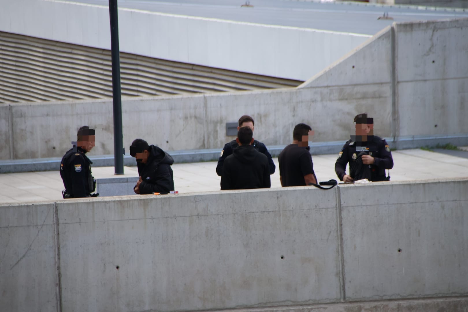 Varios efectivos de la Policía Nacional en el hospital de Salamanca (5)