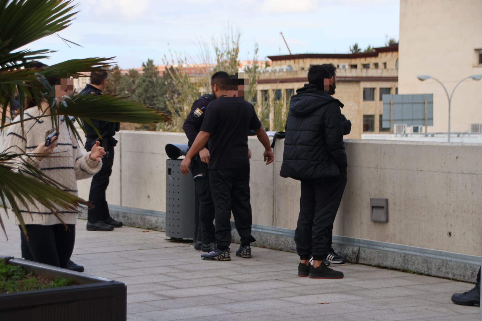 Varios efectivos de la Policía Nacional en el hospital de Salamanca (6)