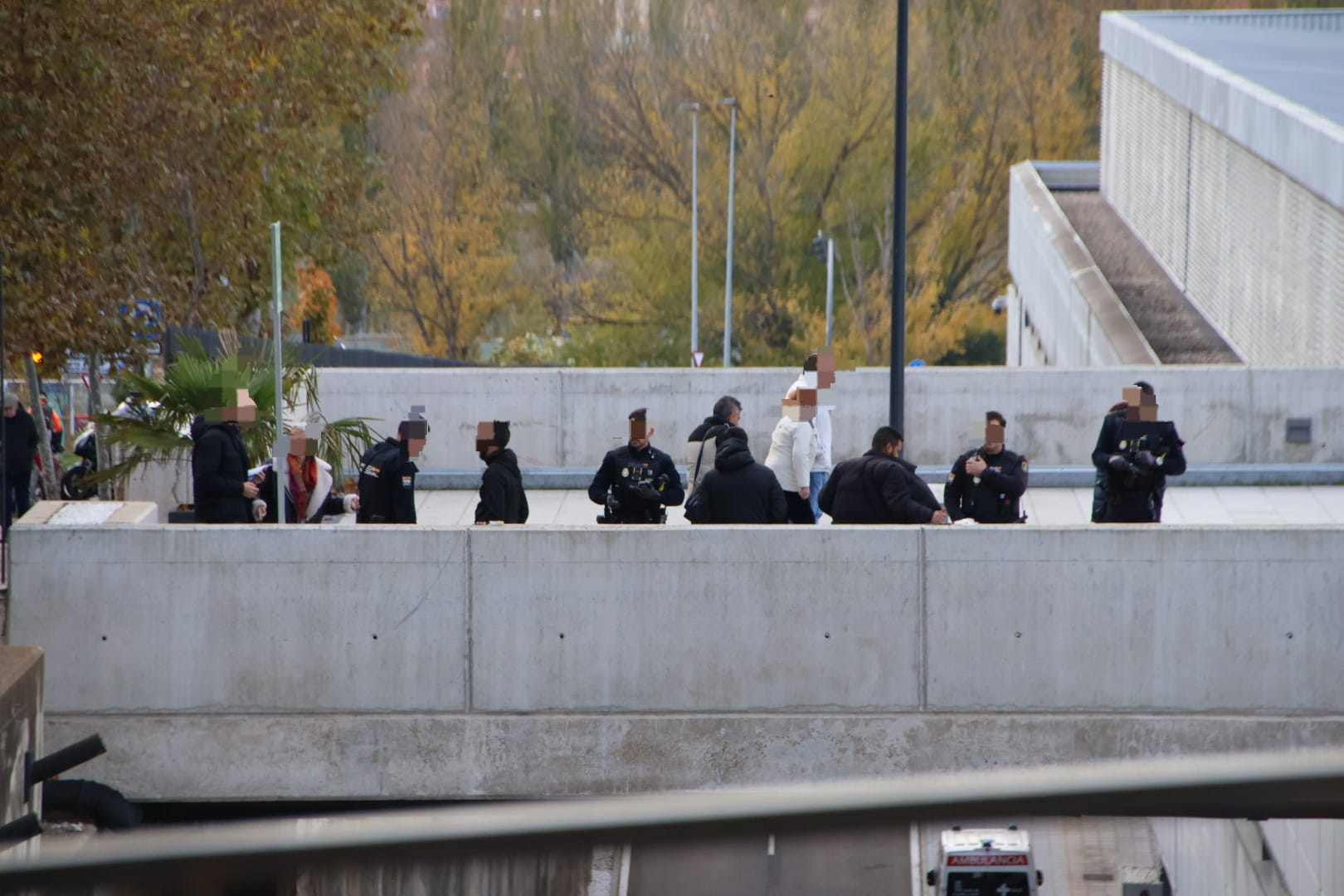 Varios efectivos de la Policía Nacional a las puertas del hospital de Salamanca