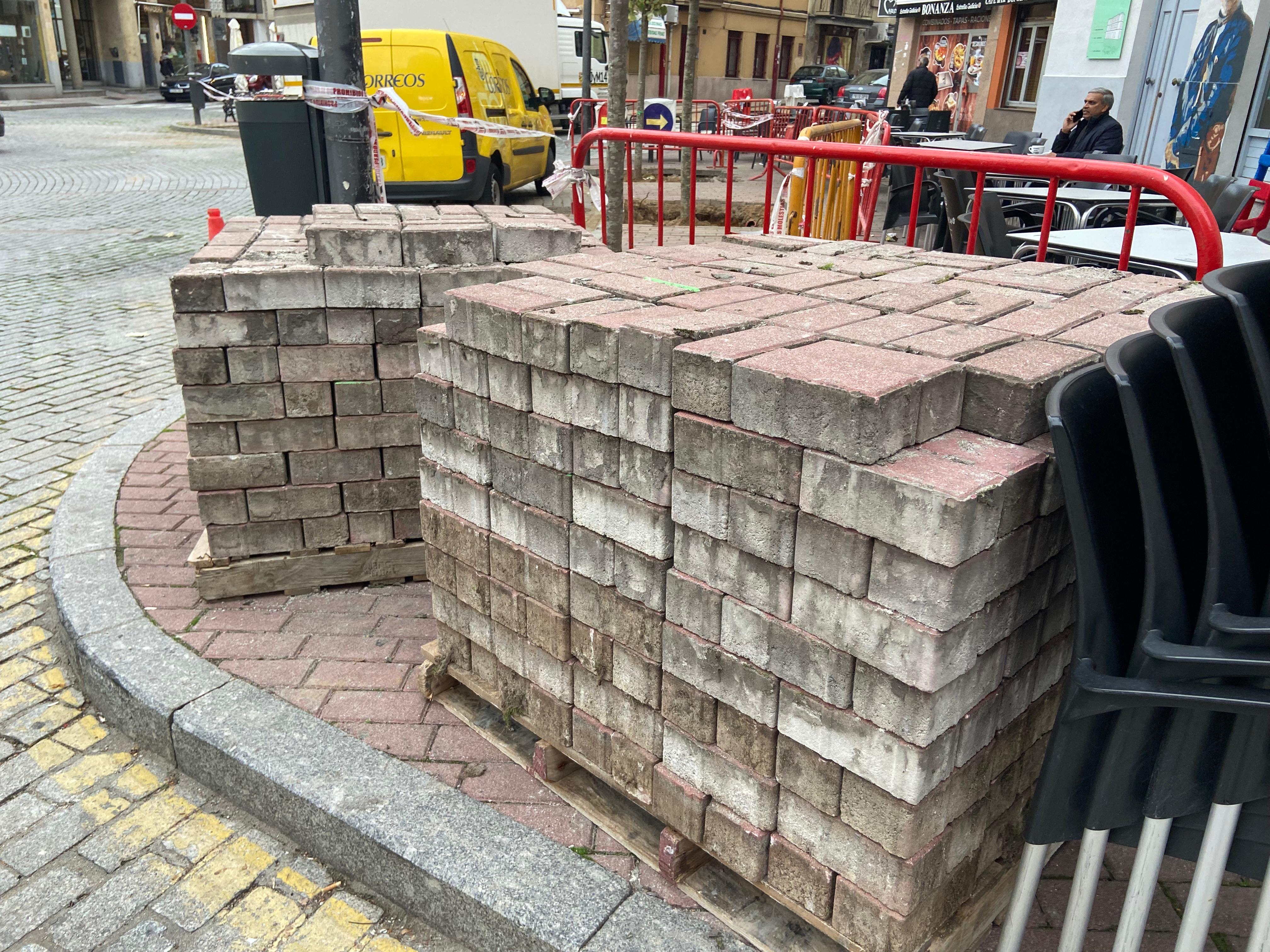 Los árboles están listos para brotar tras la polémica de su retirada hace menos de un mes en la plaza del Oeste