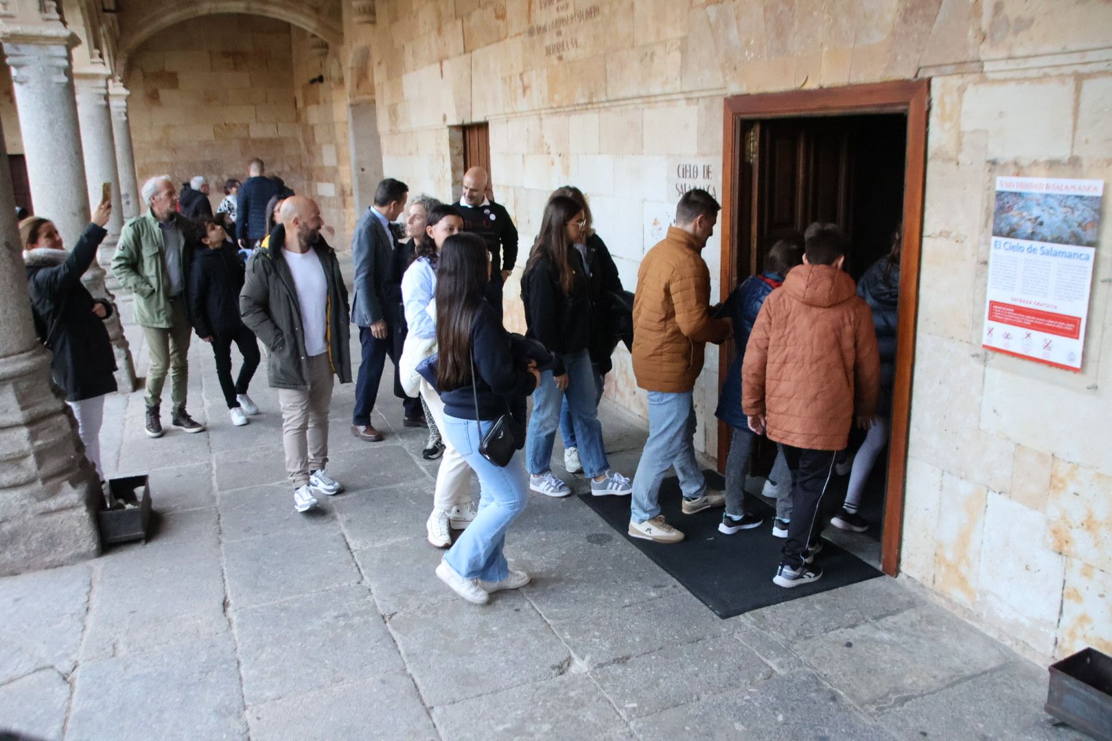 Visita al Cielo de Salamanca de Corchado y de los niños que han formado parte de "Burujú, el último unicornio"