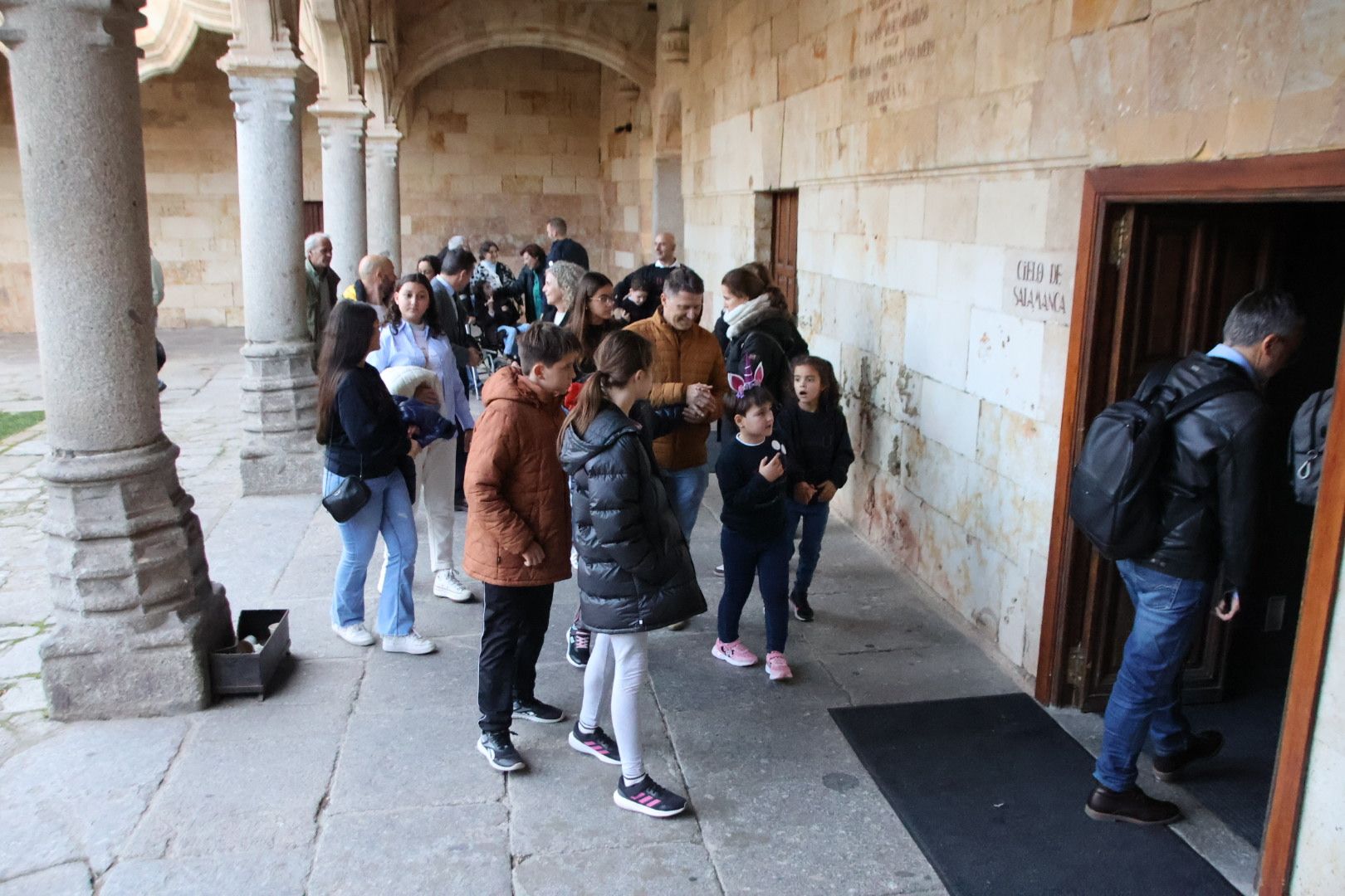 Visita al Cielo de Salamanca de Corchado y de los niños que han formado parte de "Burujú, el último unicornio"