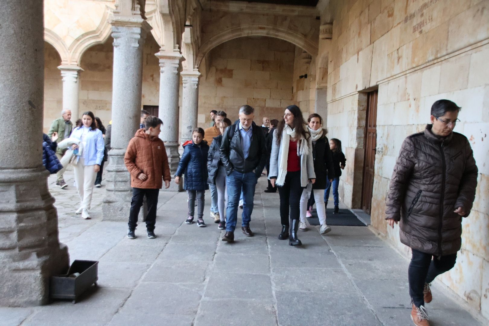 Visita al Cielo de Salamanca de Corchado y de los niños que han formado parte de "Burujú, el último unicornio"