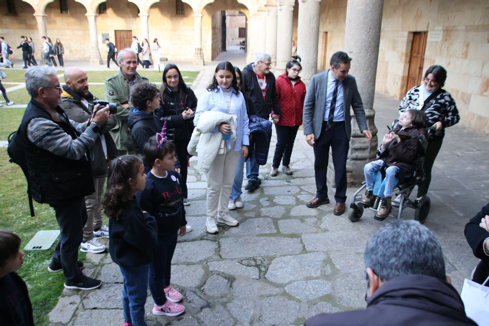 Visita al Cielo de Salamanca de Corchado y de los niños que han formado parte de "Burujú, el último unicornio"