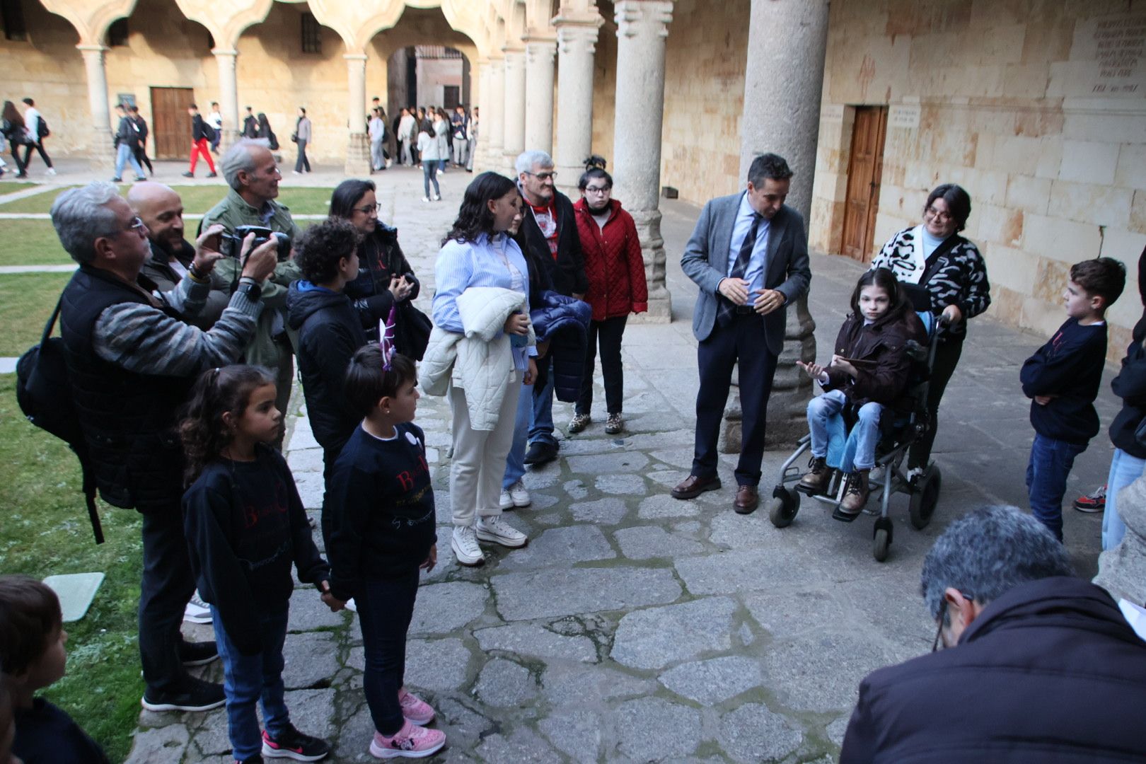 Visita al Cielo de Salamanca de Corchado y de los niños que han formado parte de "Burujú, el último unicornio"