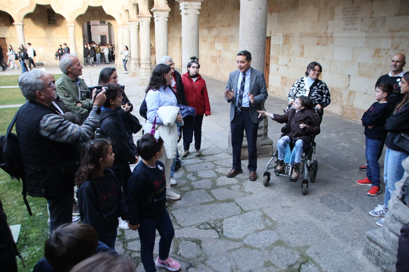 Visita al Cielo de Salamanca de Corchado y de los niños que han formado parte de "Burujú, el último unicornio"