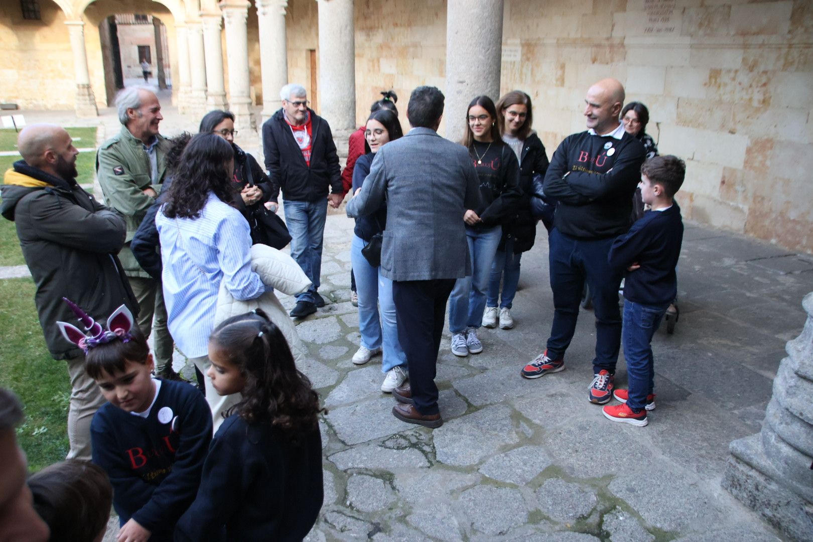 Visita al Cielo de Salamanca de Corchado y de los niños que han formado parte de "Burujú, el último unicornio"