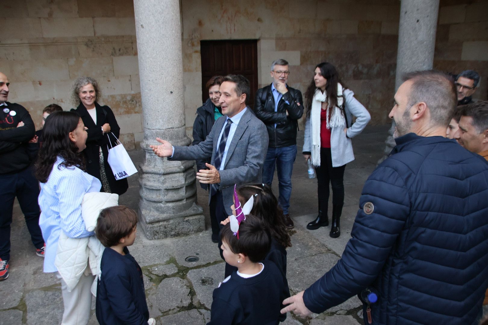 Visita al Cielo de Salamanca de Corchado y de los niños que han formado parte de "Burujú, el último unicornio"