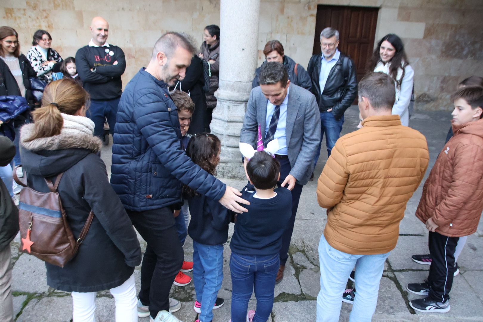 Visita al Cielo de Salamanca de Corchado y de los niños que han formado parte de "Burujú, el último unicornio"