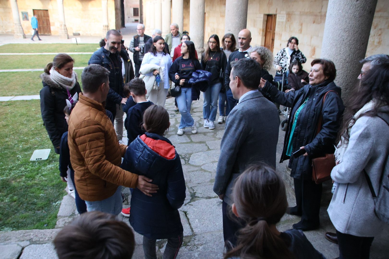 Visita al Cielo de Salamanca de Corchado y de los niños que han formado parte de "Burujú, el último unicornio"