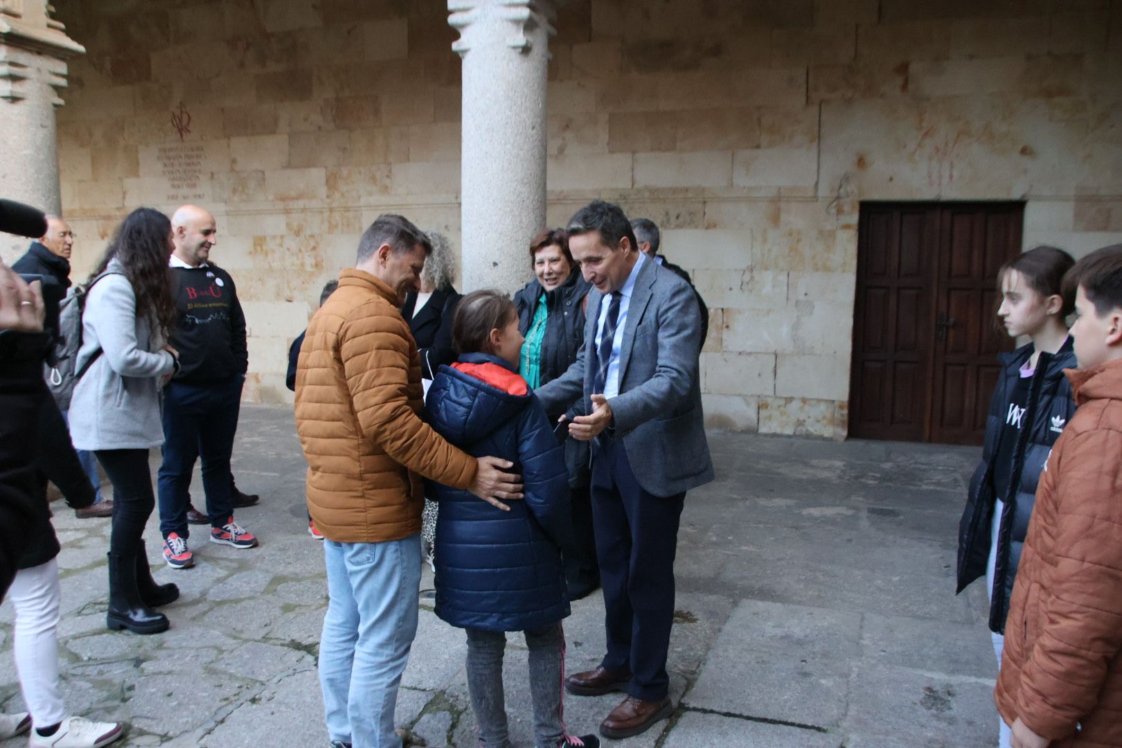 Visita al Cielo de Salamanca de Corchado y de los niños que han formado parte de "Burujú, el último unicornio"