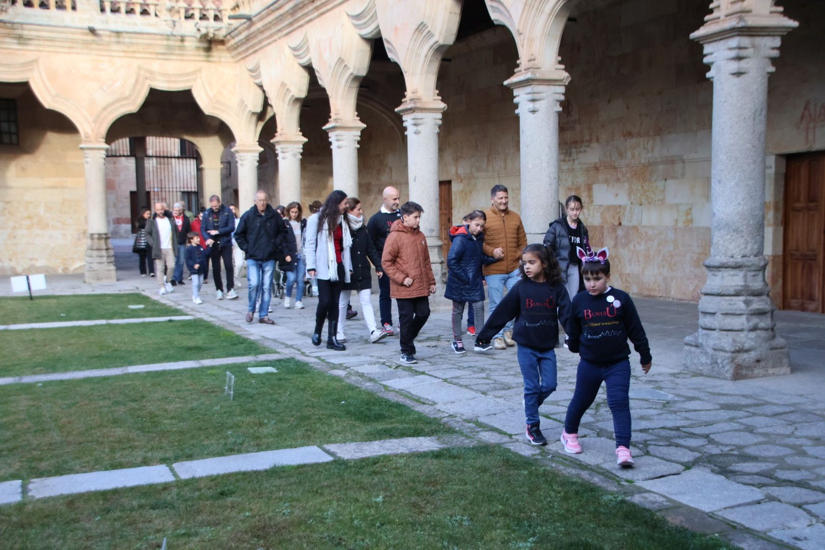 Visita al Cielo de Salamanca de Corchado y de los niños que han formado parte de "Burujú, el último unicornio"