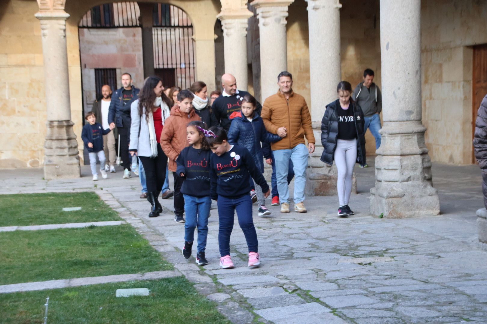 Visita al Cielo de Salamanca de Corchado y de los niños que han formado parte de "Burujú, el último unicornio"