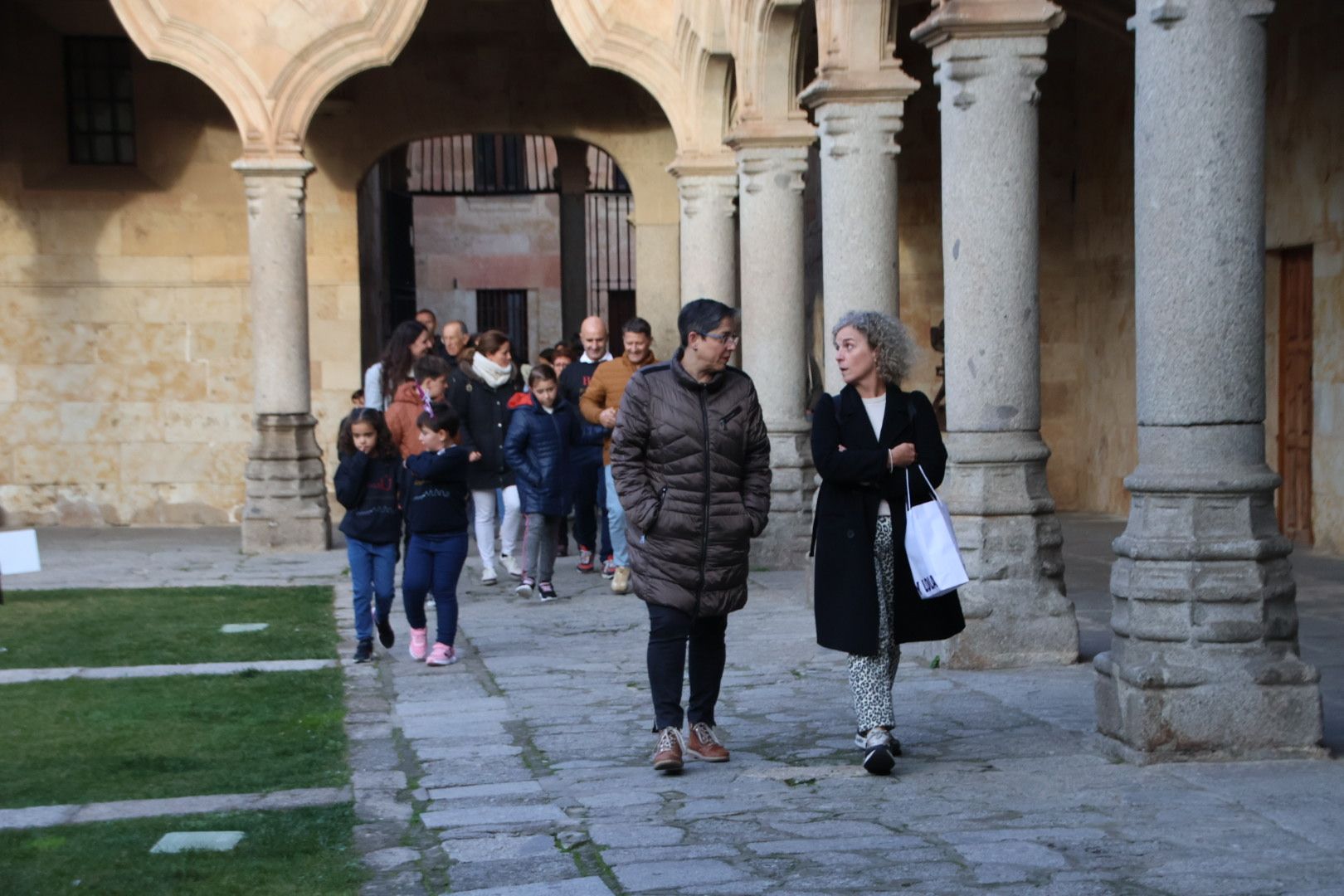 Visita al Cielo de Salamanca de Corchado y de los niños que han formado parte de "Burujú, el último unicornio"