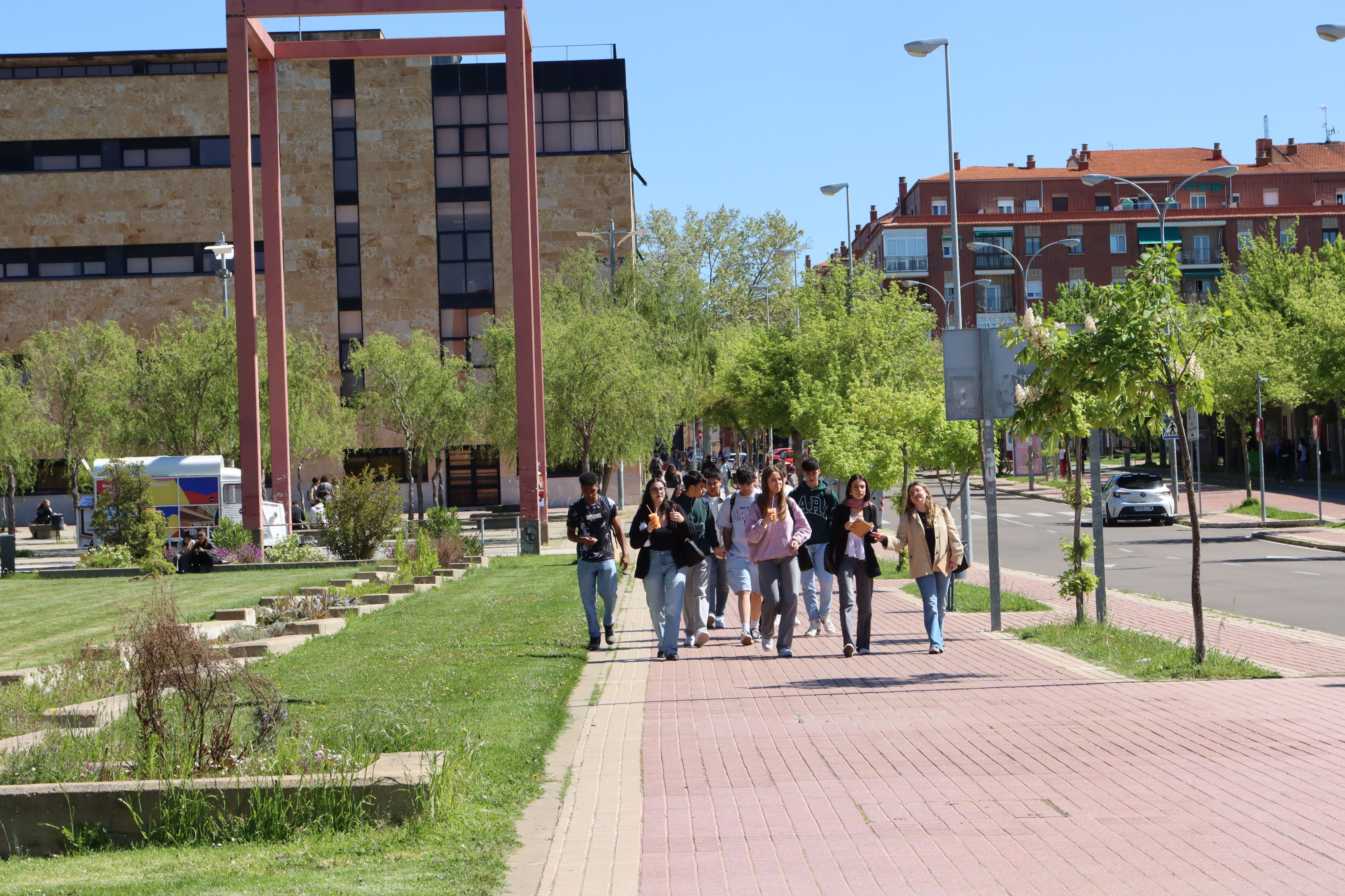 Estudiantes en el Campus de Unamuno 