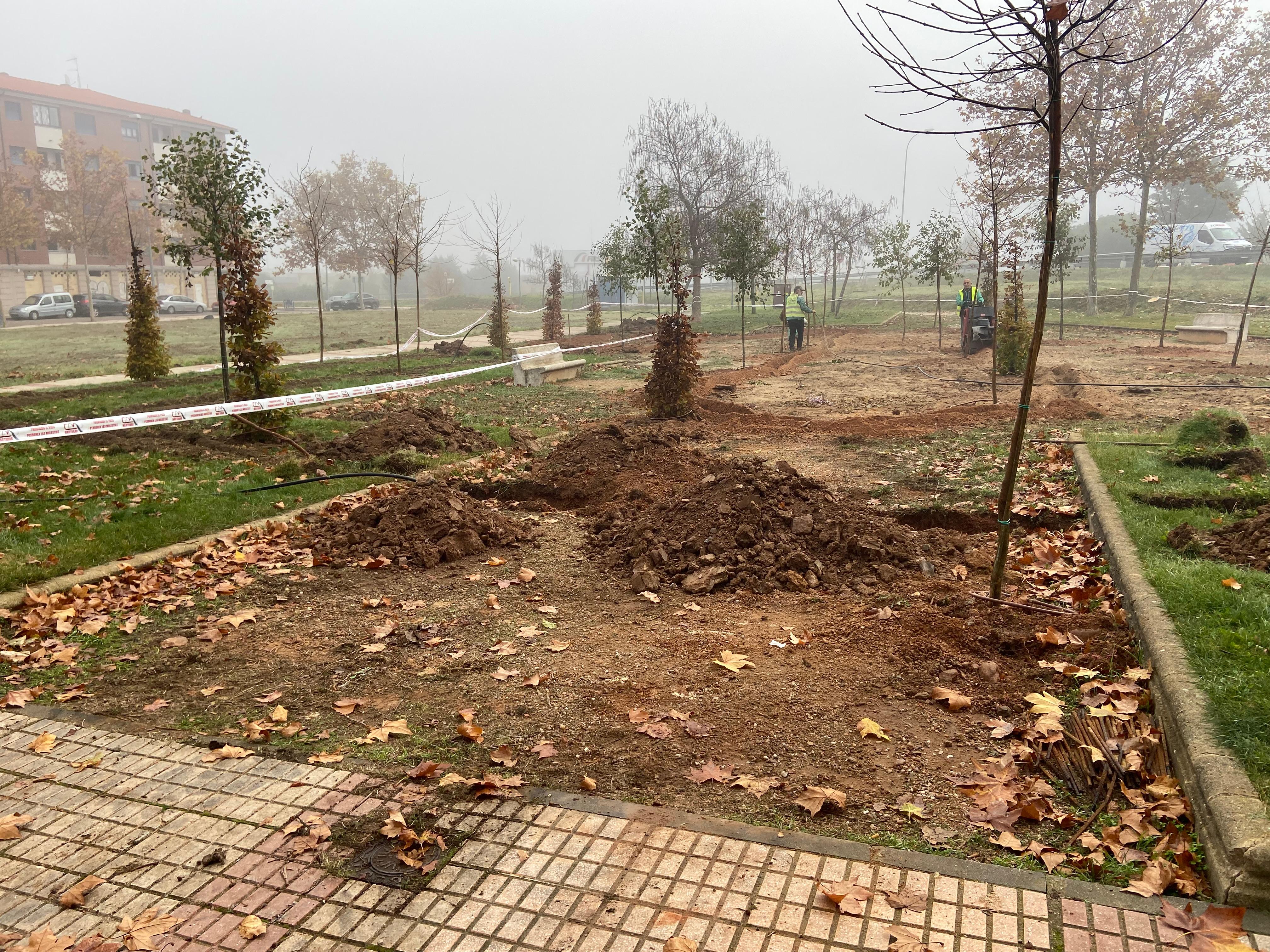 Arrancan las obras de cuatro parques infantiles y la plantación de árboles en el Zurguén