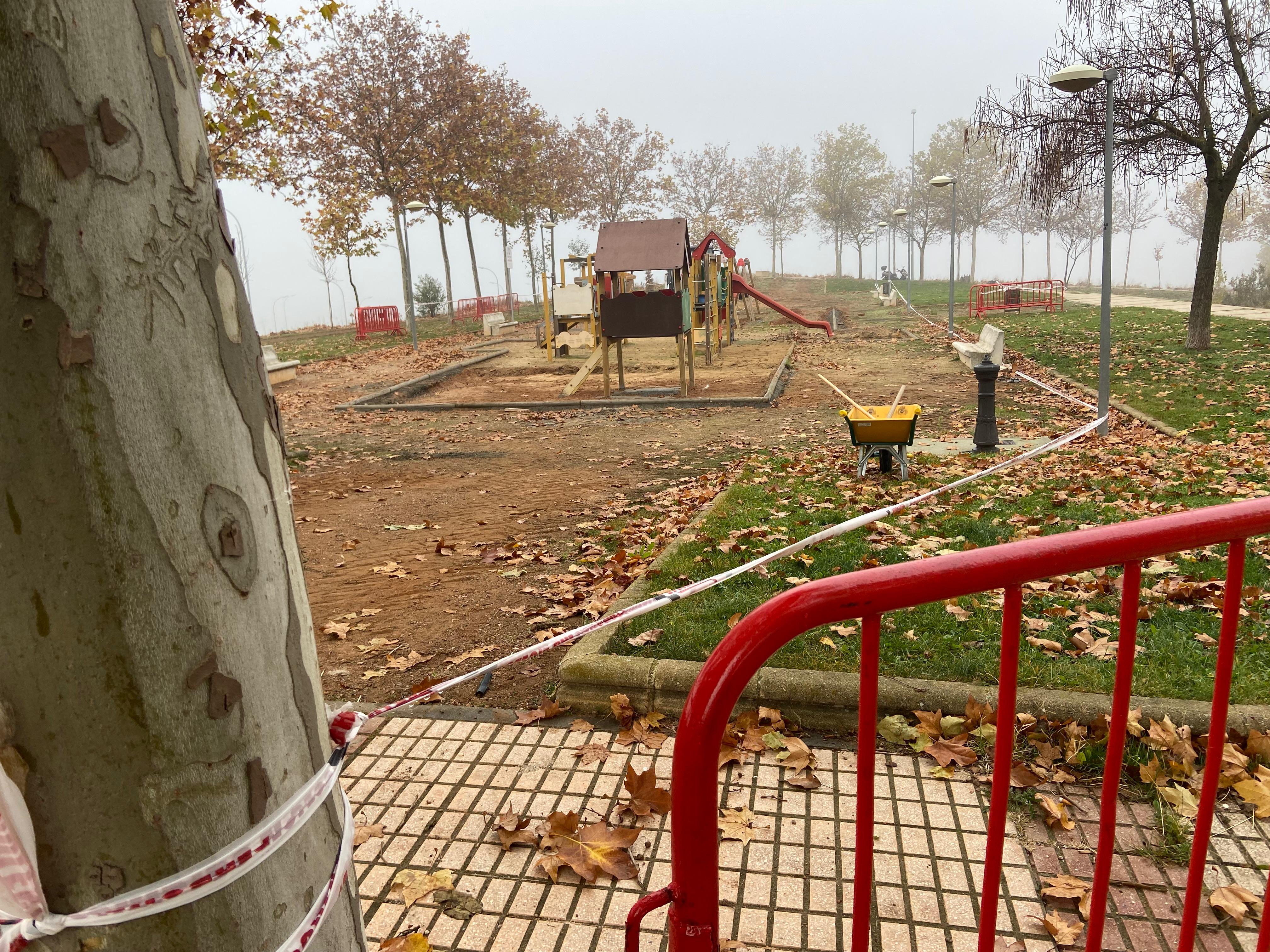 Arrancan las obras de cuatro parques infantiles y la plantación de árboles en el Zurguén