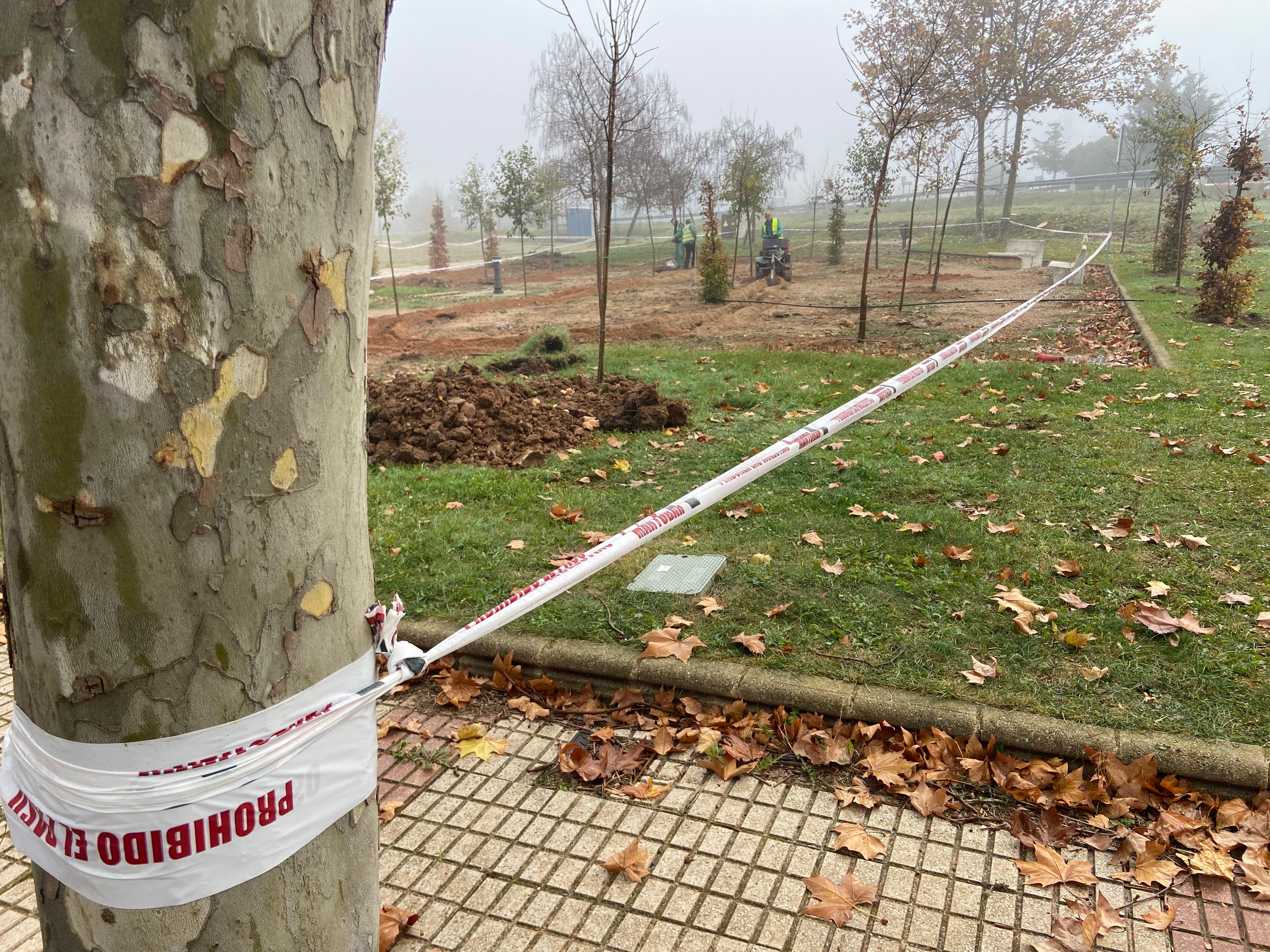 Arrancan las obras de cuatro parques infantiles y la plantación de árboles en el Zurguén