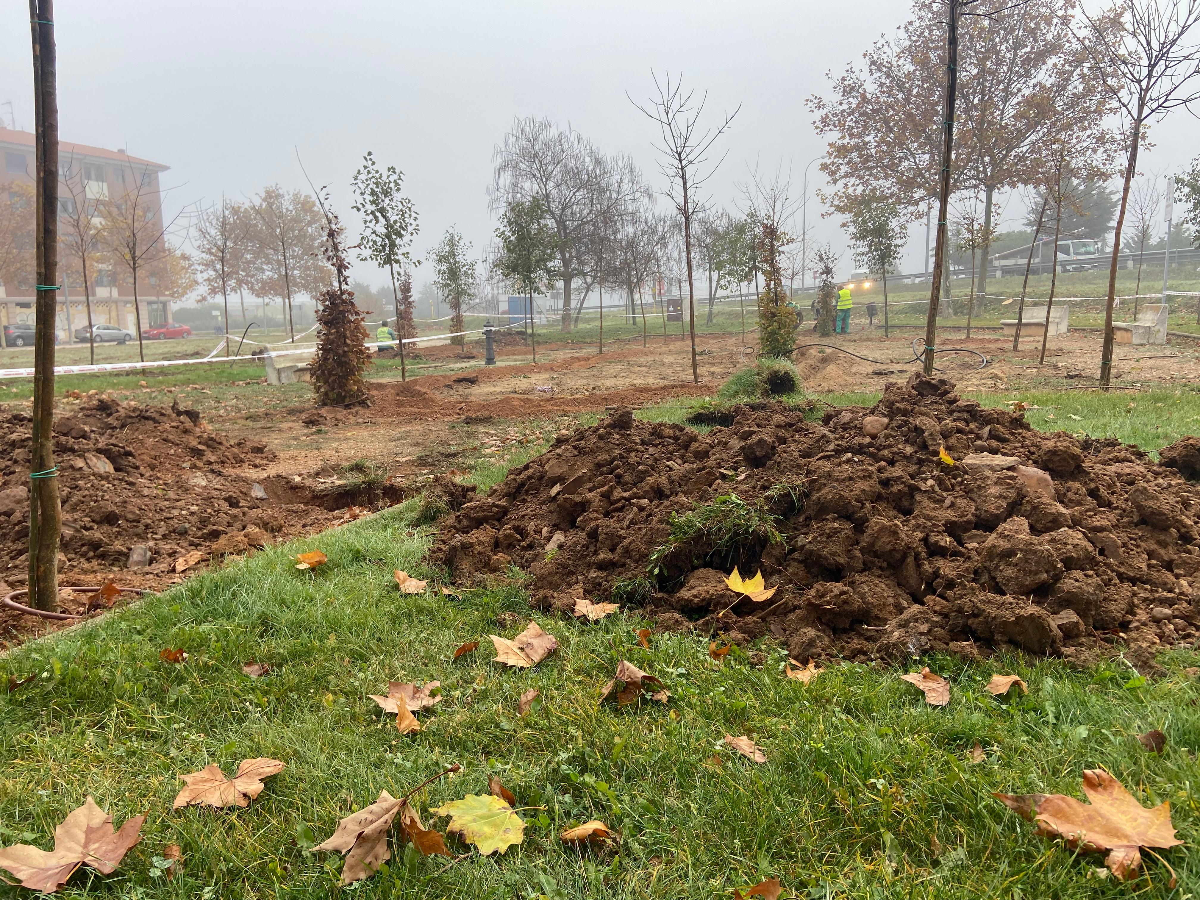 Arrancan las obras de cuatro parques infantiles y la plantación de árboles en el Zurguén