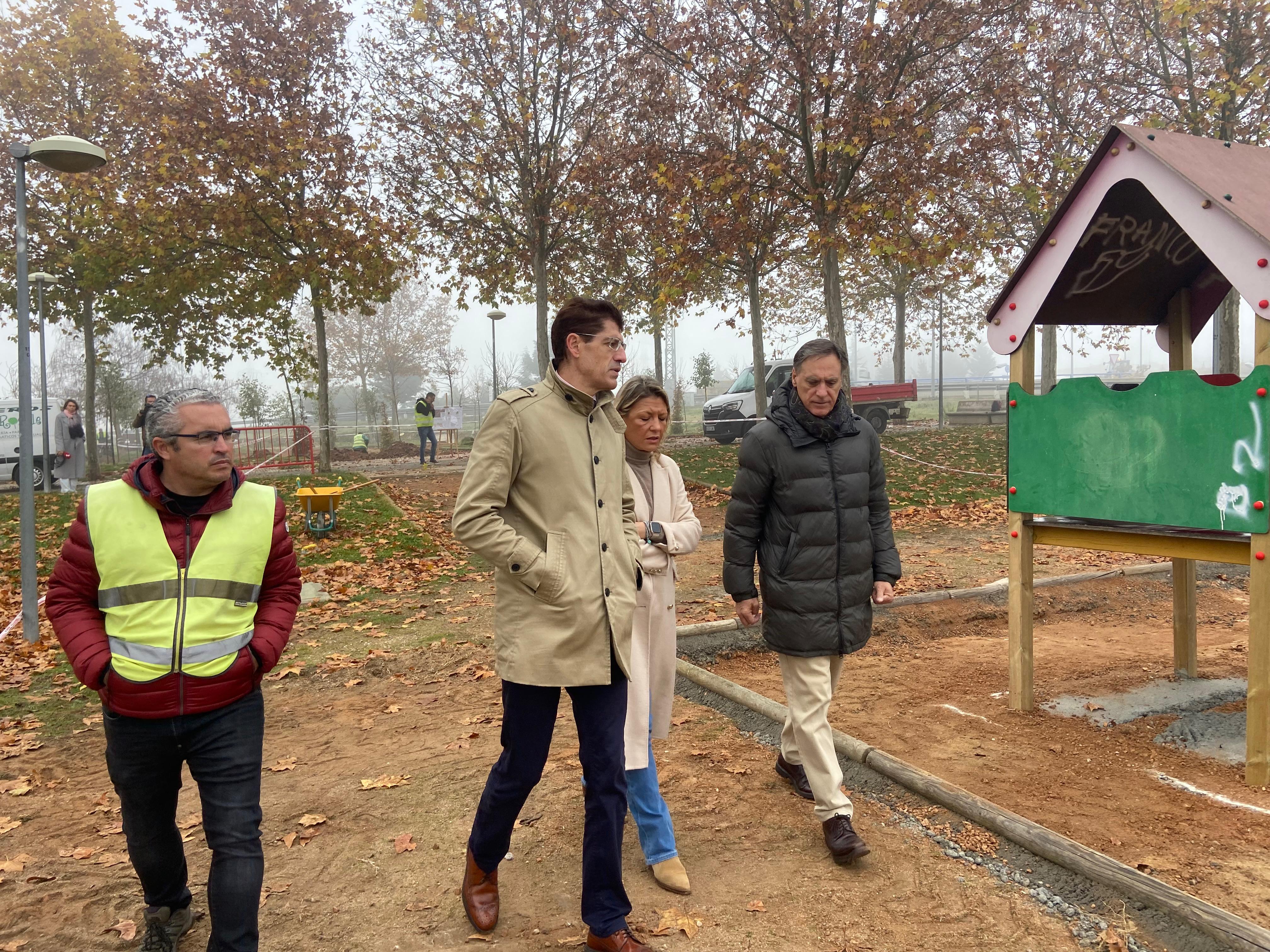 Arrancan las obras de cuatro parques infantiles y la plantación de árboles en el Zurguén