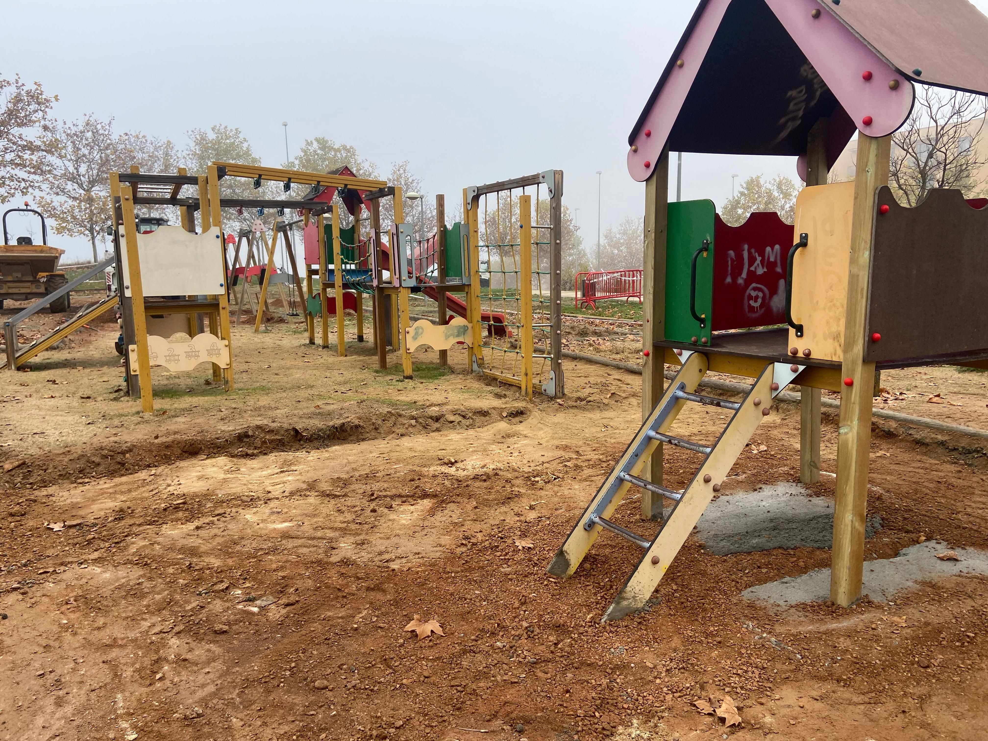 Arrancan las obras de cuatro parques infantiles y la plantación de árboles en el Zurguén