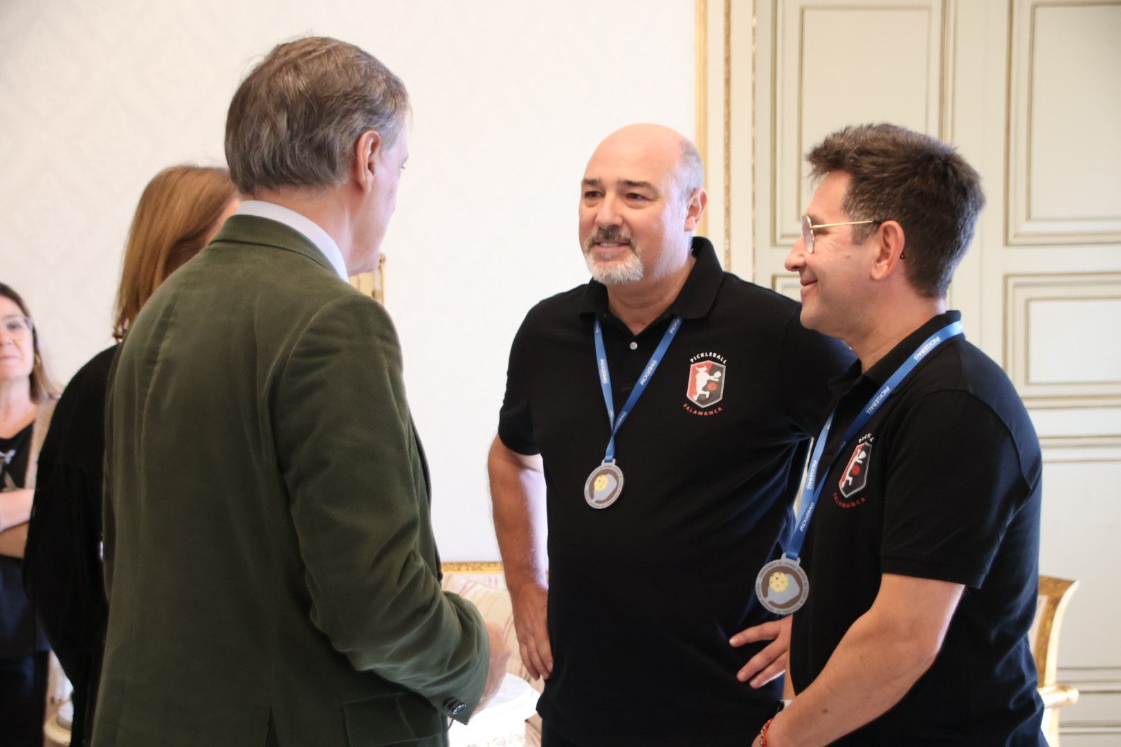 Carlos García Carbayo, recibe a campeones de España de pickleball por clubes en la categoría de +50