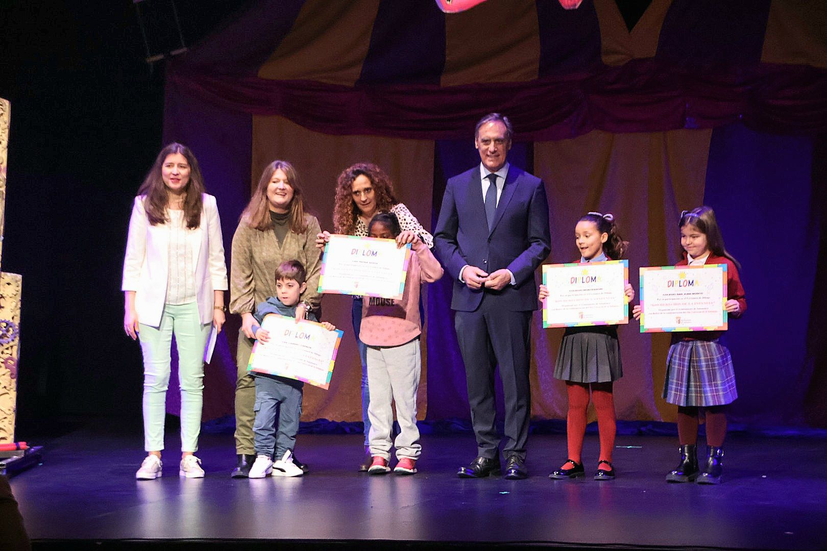 Entrega de reconocimientos del concurso escolar con motivo del Día Universal de la Infancia