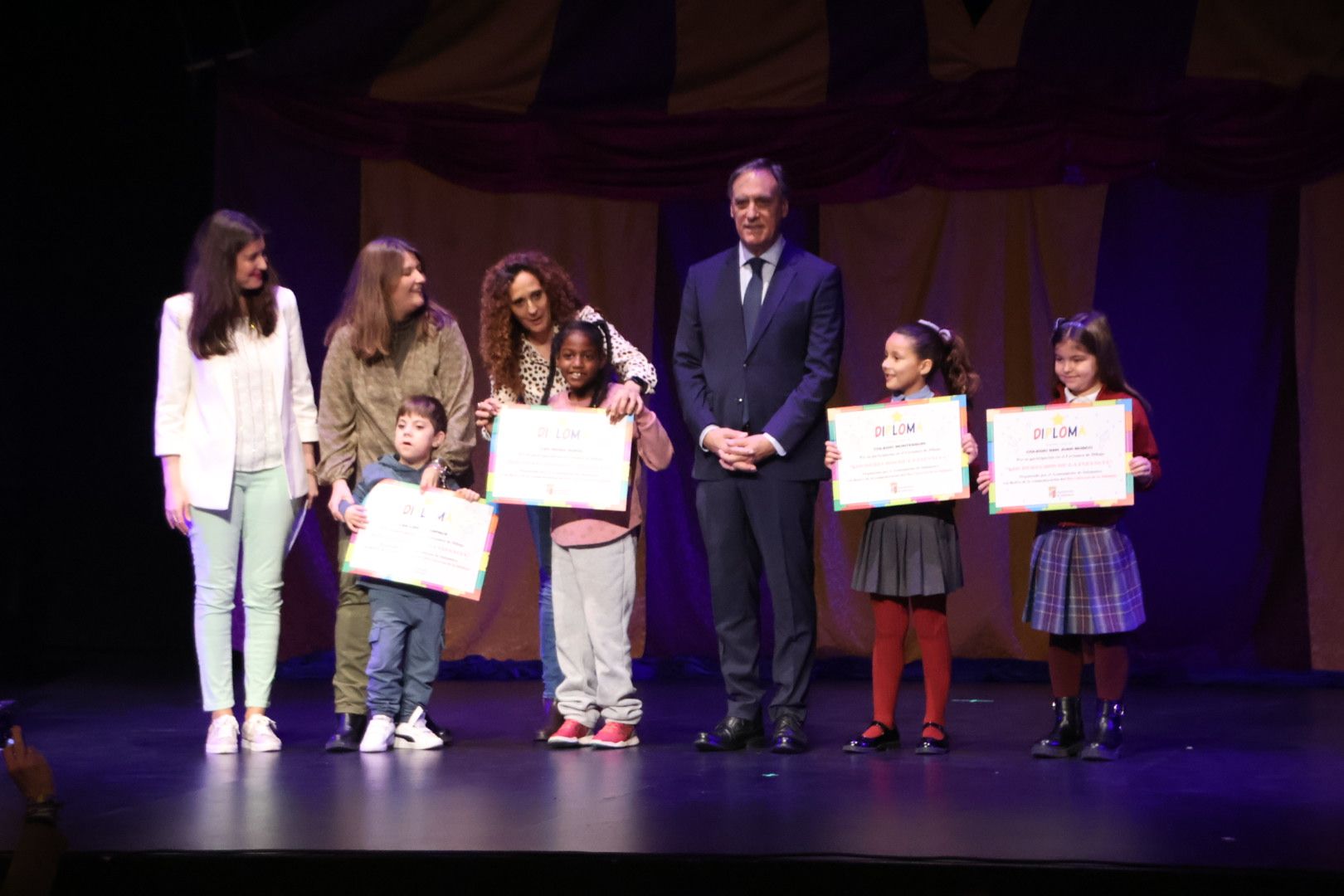 Entrega de reconocimientos del concurso escolar con motivo del Día Universal de la Infancia