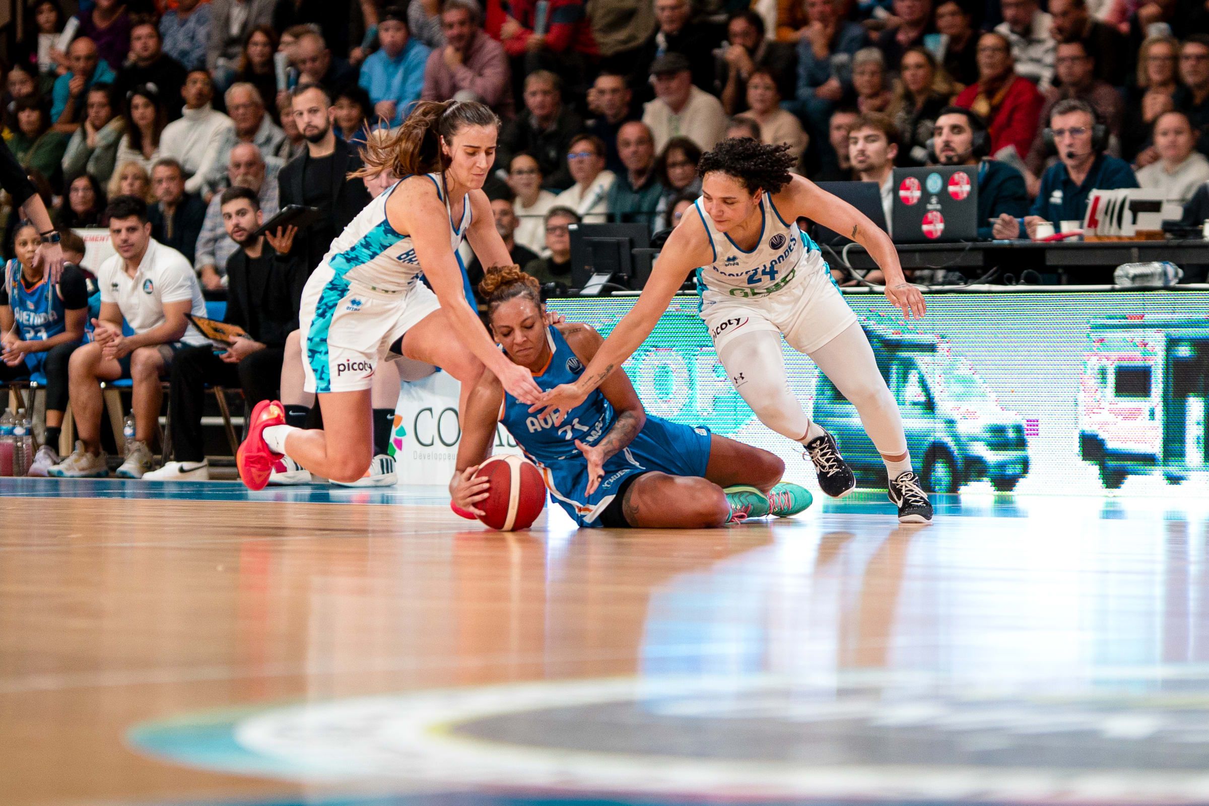 Herbert pelea un balón ante Basket Landes | FOTO FIBA EUROPE