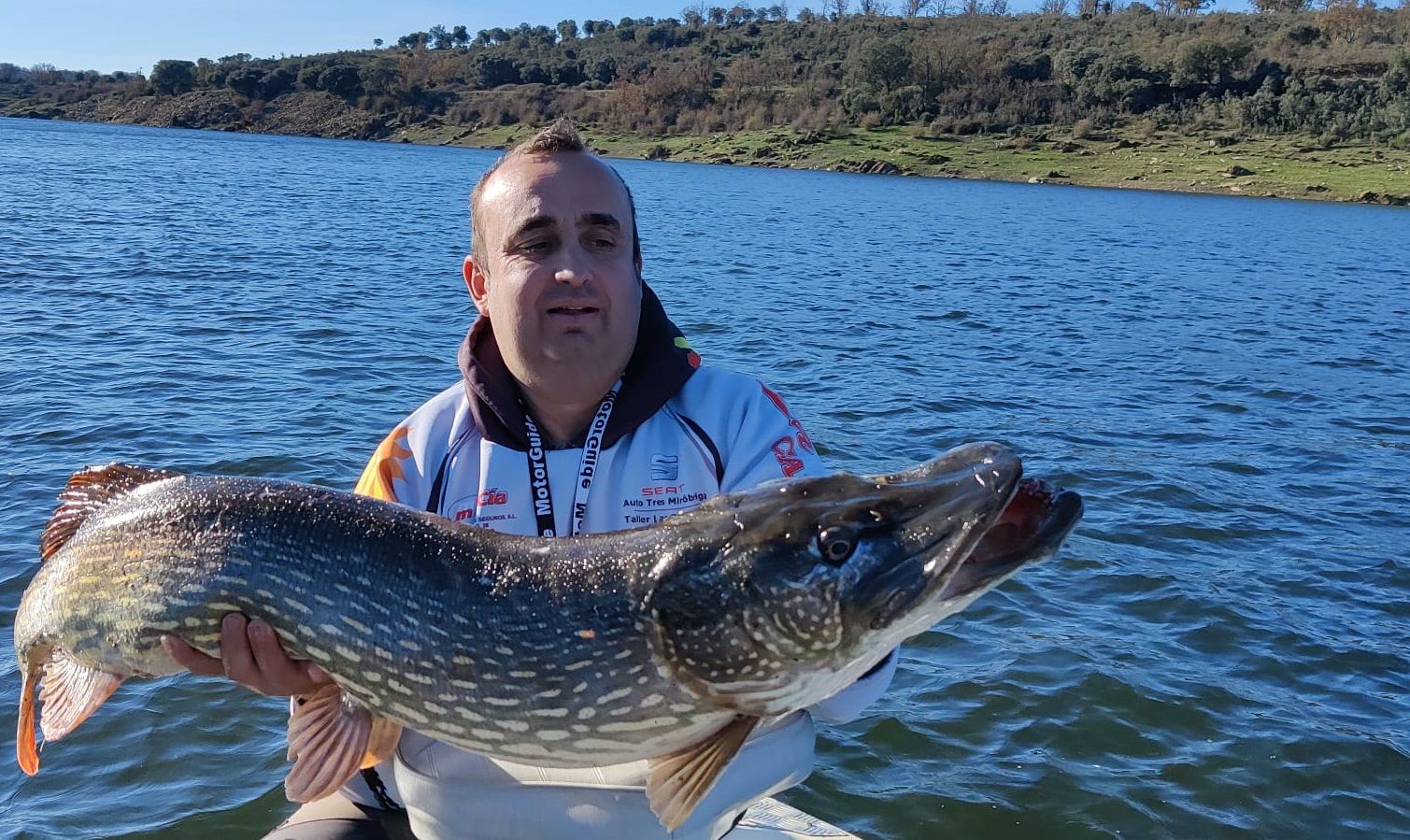 Manolo Blanco, presidente del Club Farinatos Fishing con una captura de Lucio