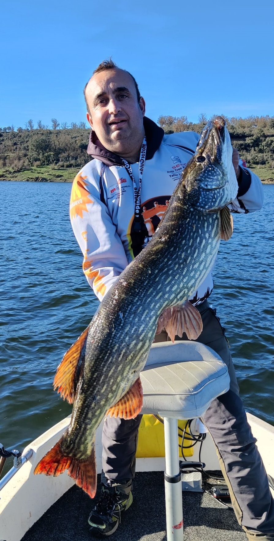 Manolo Blanco, presidente del Club Farinatos Fishing con una captura de Lucio