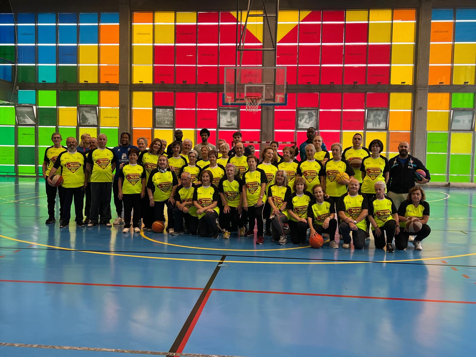 Participantes del programa junto a la concejala de Deportes, Almudena Parres, y los jugadores de Perfumerías Avenida