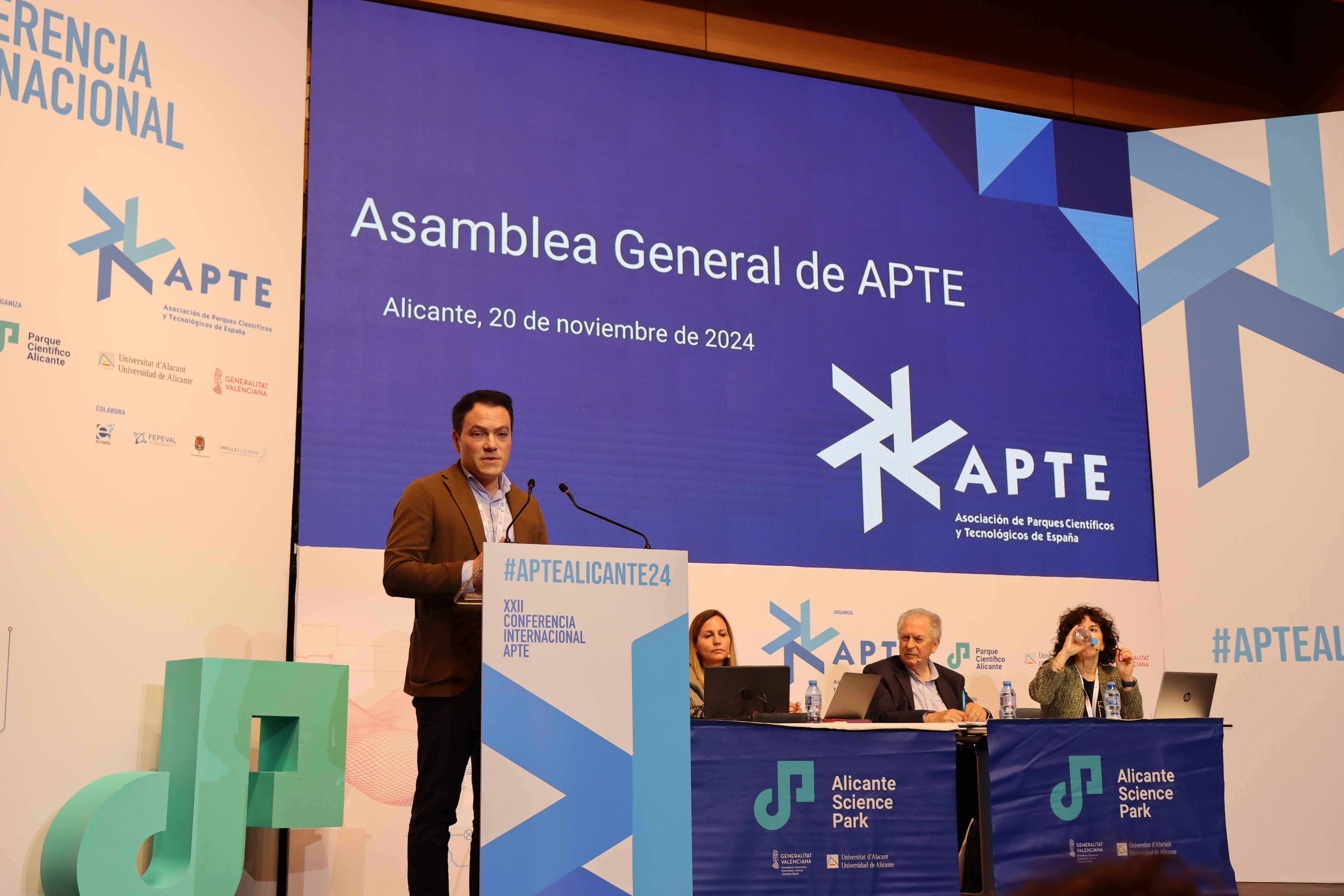 Pedro Martínez en la Asablea General de APTE