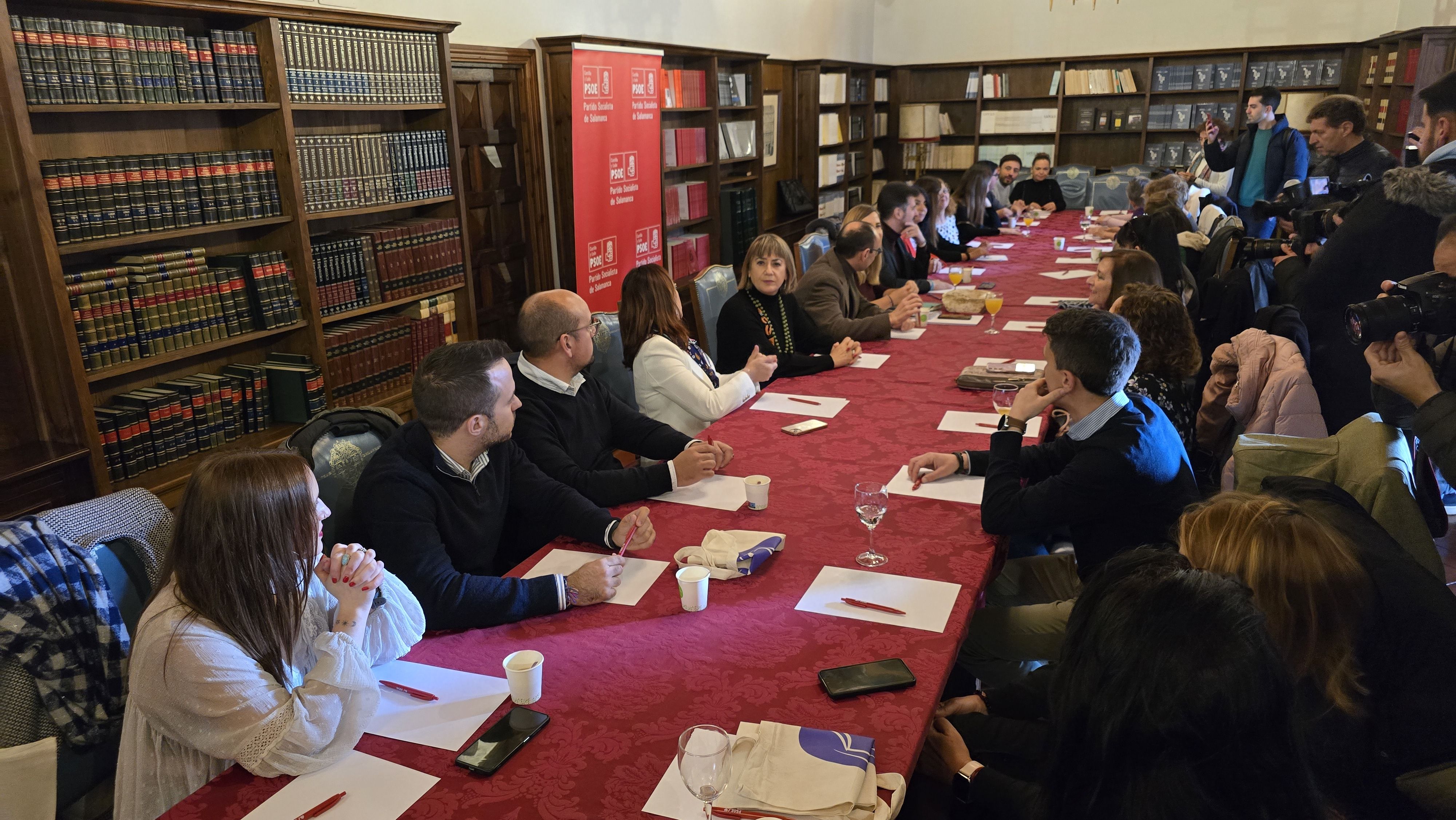 Charla de la directora general de la Mujer, Cristina Hernández, en el Colegio Fonseca de Salamanca