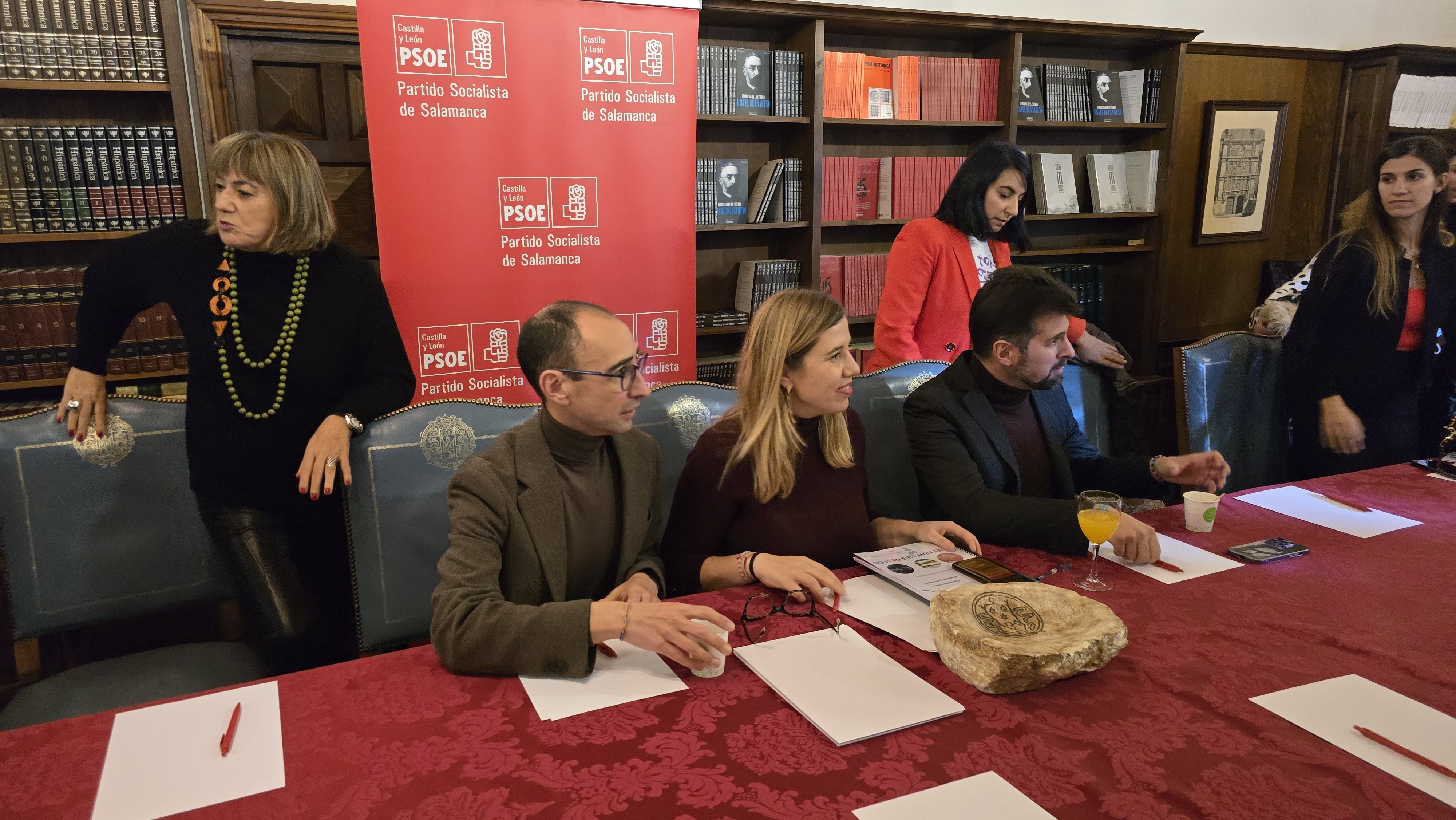 Charla de la directora general de la Mujer, Cristina Hernández, en el Colegio Fonseca de Salamanca