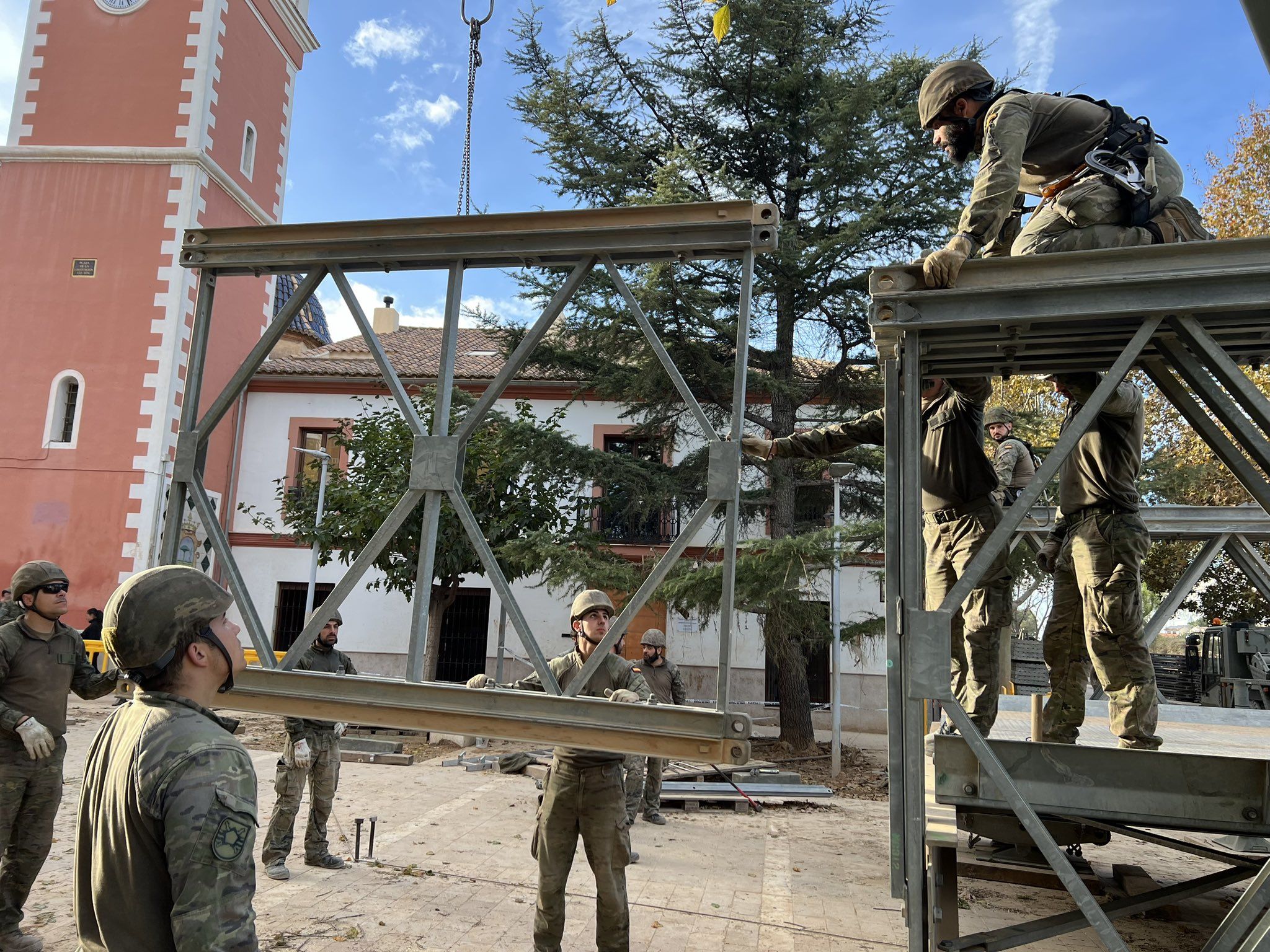 Militares salmantinos del REI11 montan un puente en Picanya, Valencia. Foto Ejército de Tierra 