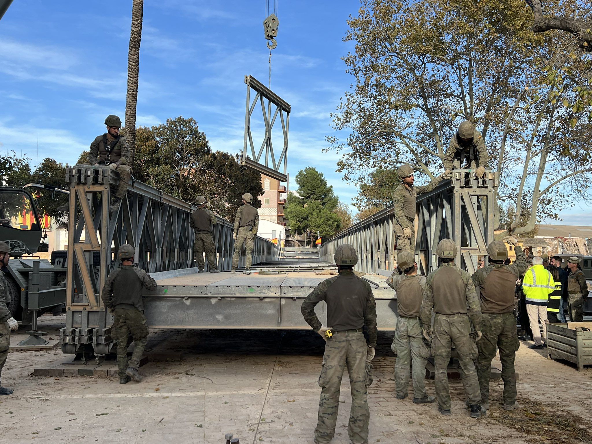 Militares salmantinos del REI11 montan un puente en Picanya, Valencia. Foto Ejército de Tierra 