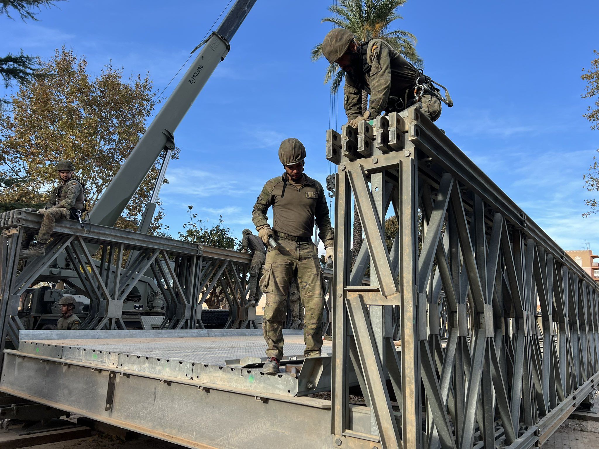 Militares salmantinos del REI11 montan un puente en Picanya, Valencia. Foto Ejército de Tierra 