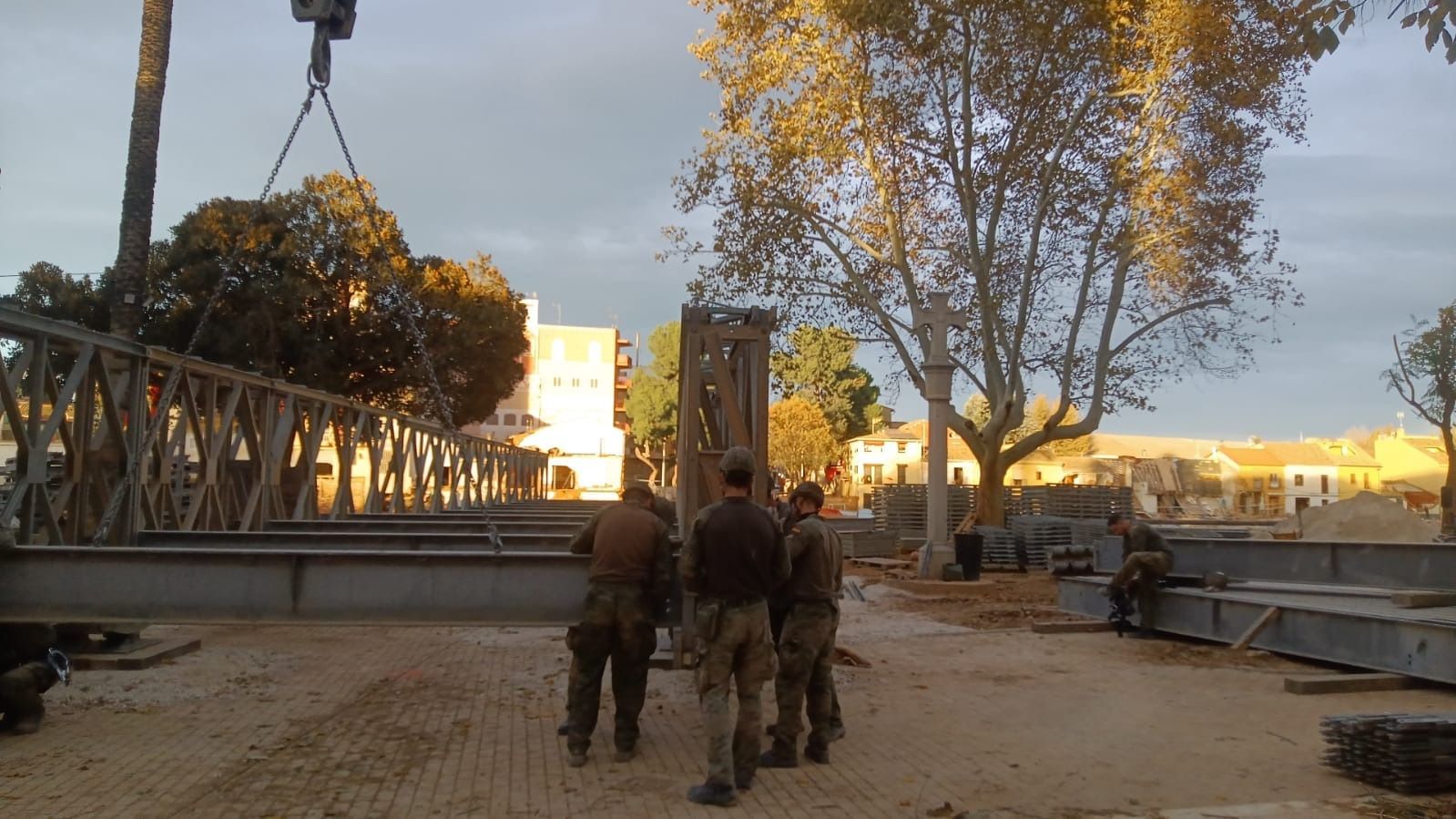 Militares salmantinos del REI11 montan un puente en Picanya, Valencia. Foto Ejército de Tierra 