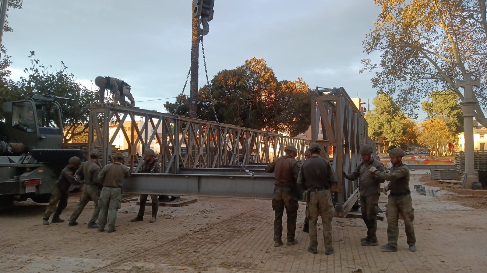 Militares salmantinos del REI11 montan un puente en Picanya, Valencia. Foto Ejército de Tierra 