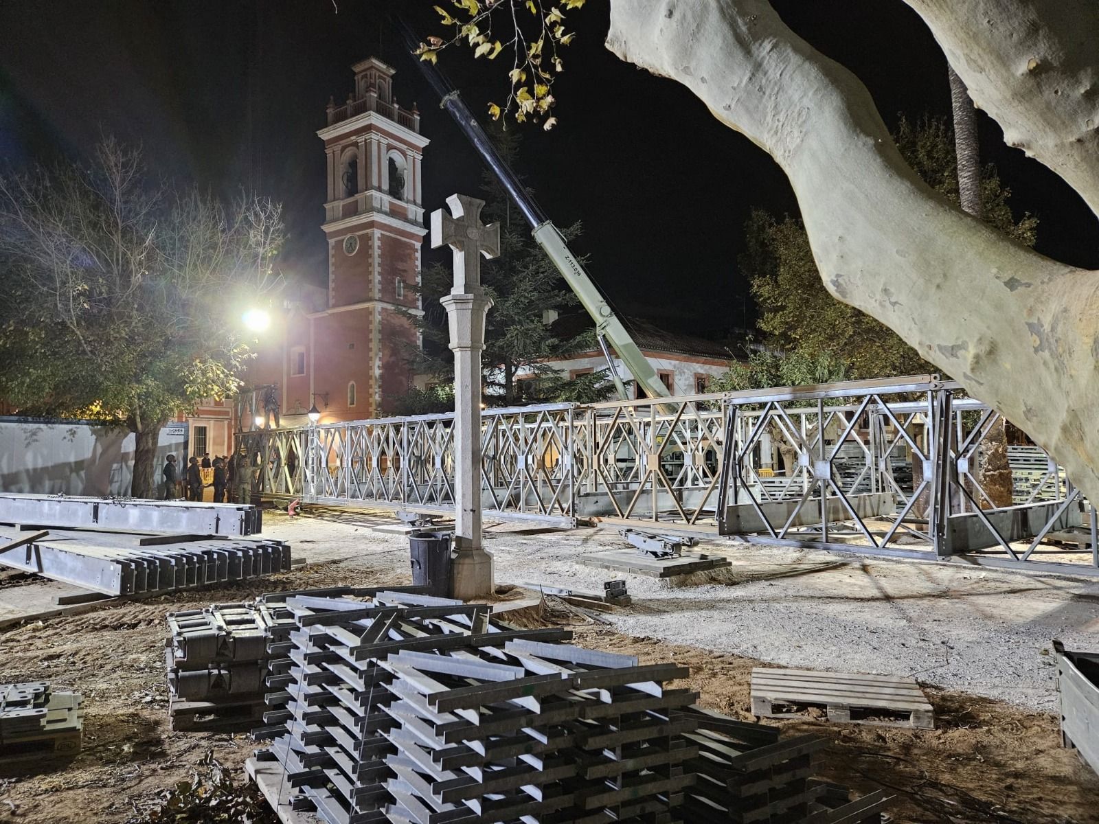 Militares salmantinos del REI11 montan un puente en Picanya, Valencia. Foto Ejército de Tierra 