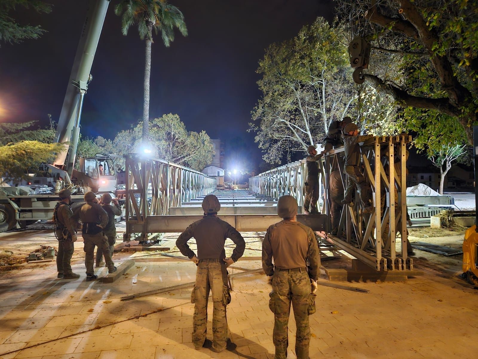 Militares salmantinos del REI11 montan un puente en Picanya, Valencia. Foto Ejército de Tierra 