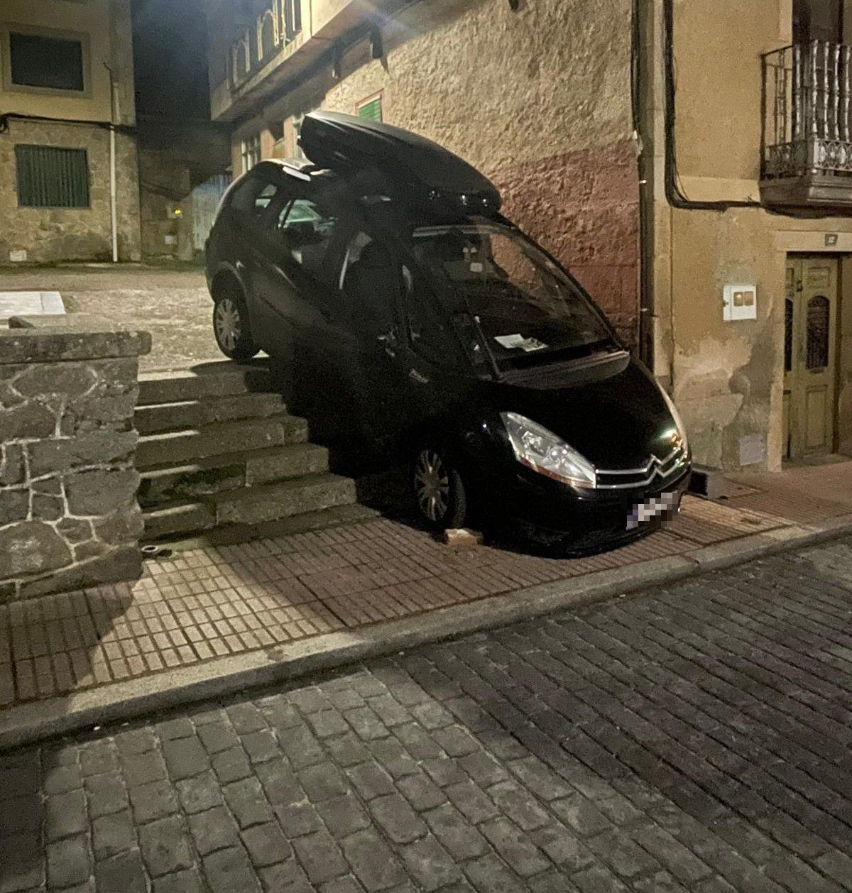 Turismo encajado en una escalera en Aldeadávila (1)