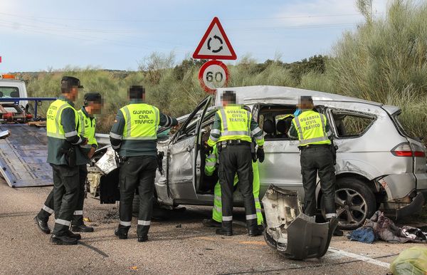 Un fallecido y seis heridos en un accidente en Espeja. Foto Jose Vicente  ICAL 5