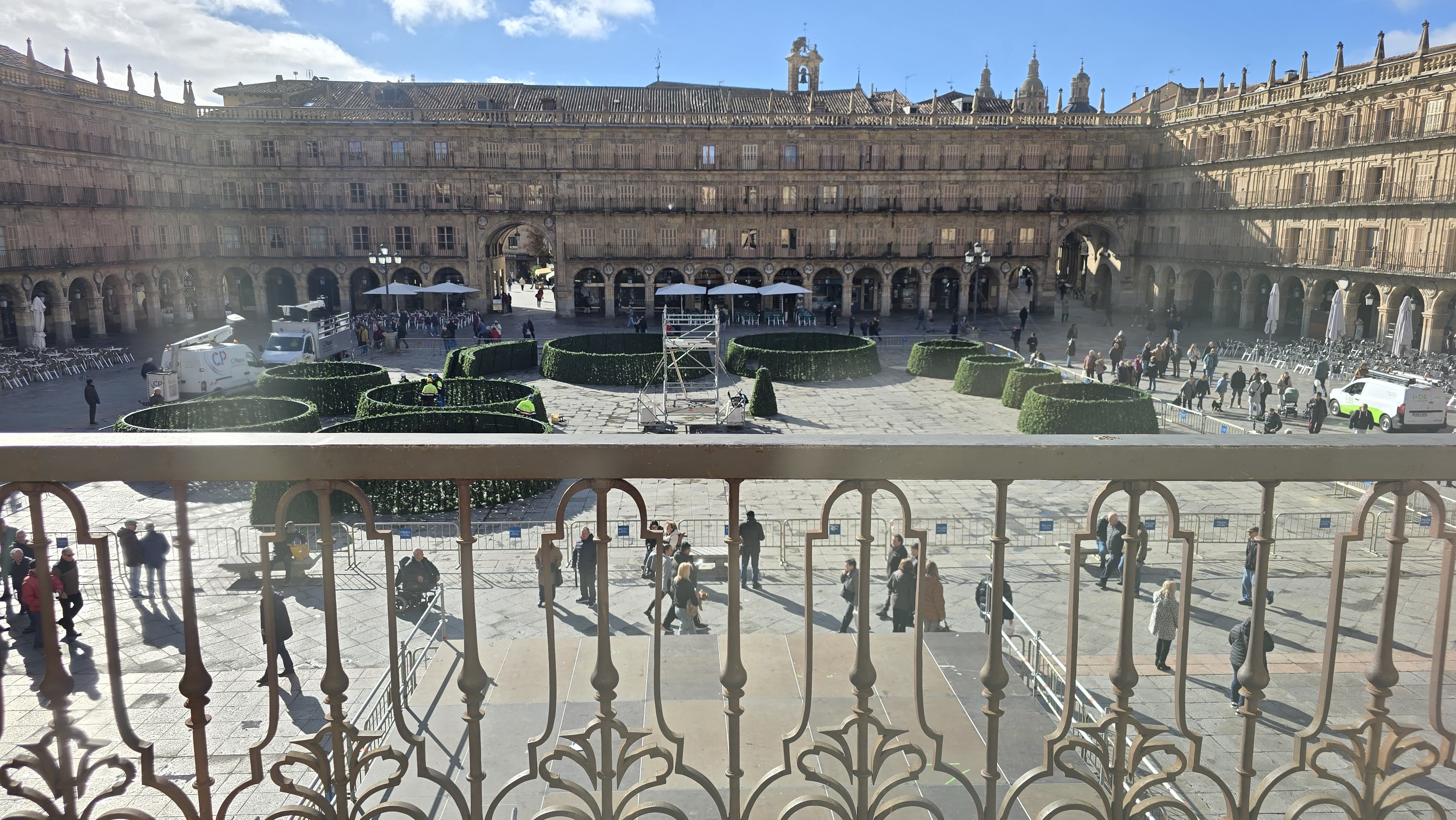 Comienzan a instalar el árbol de Navidad en la Plaza Mayor 