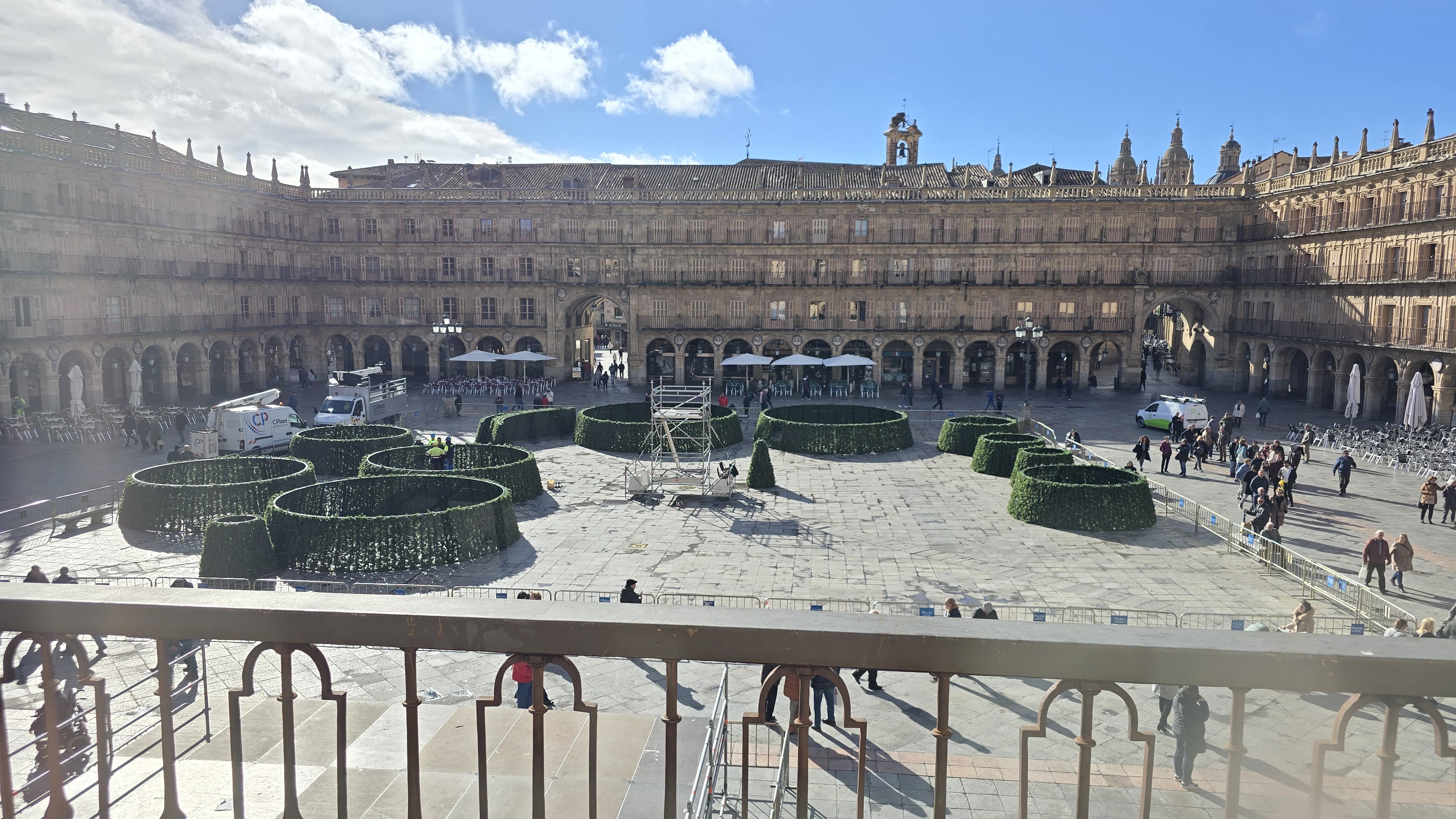 Comienzan a instalar el árbol de Navidad en la Plaza Mayor 