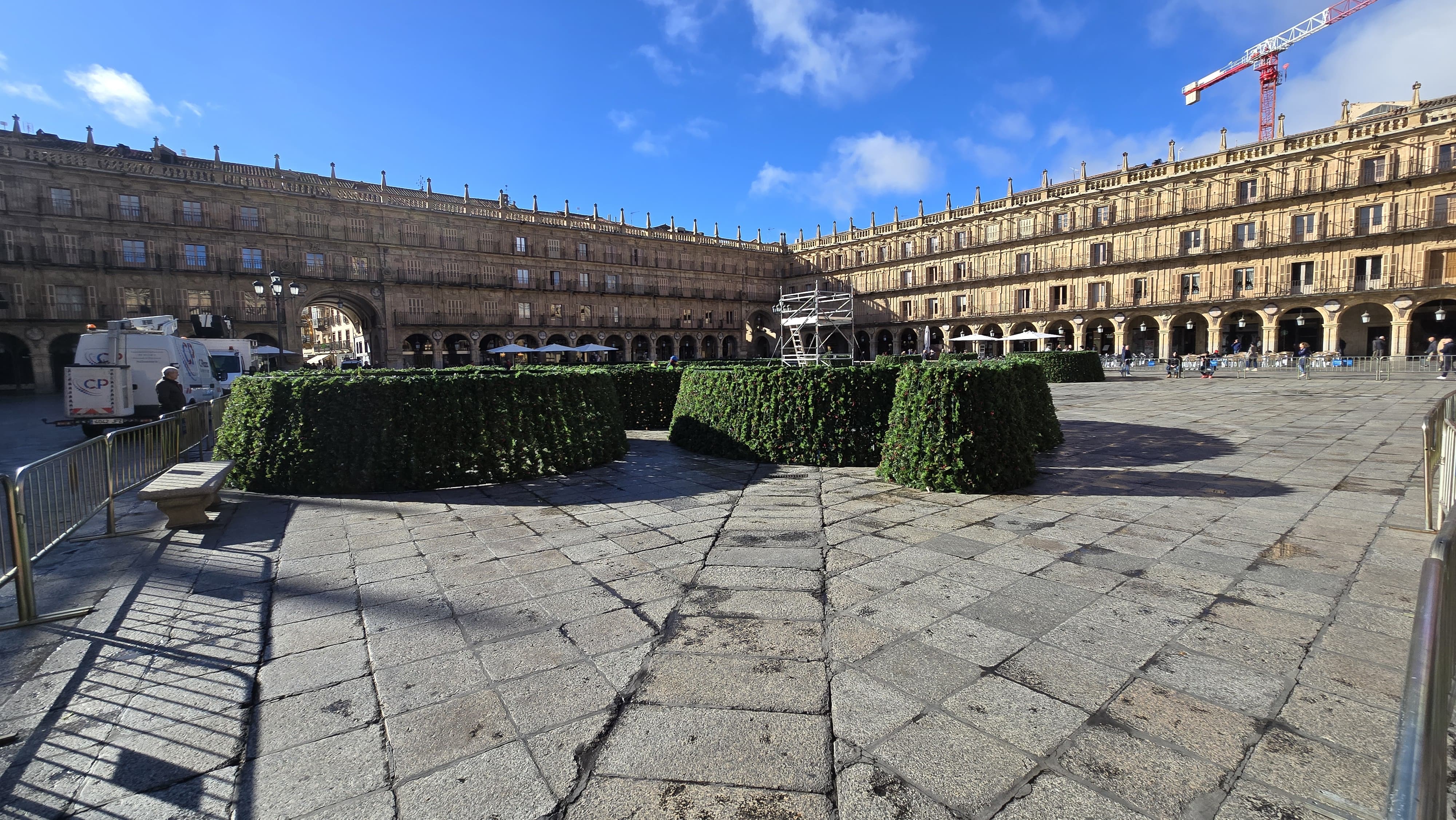 Comienzan a instalar el árbol de Navidad en la Plaza Mayor 