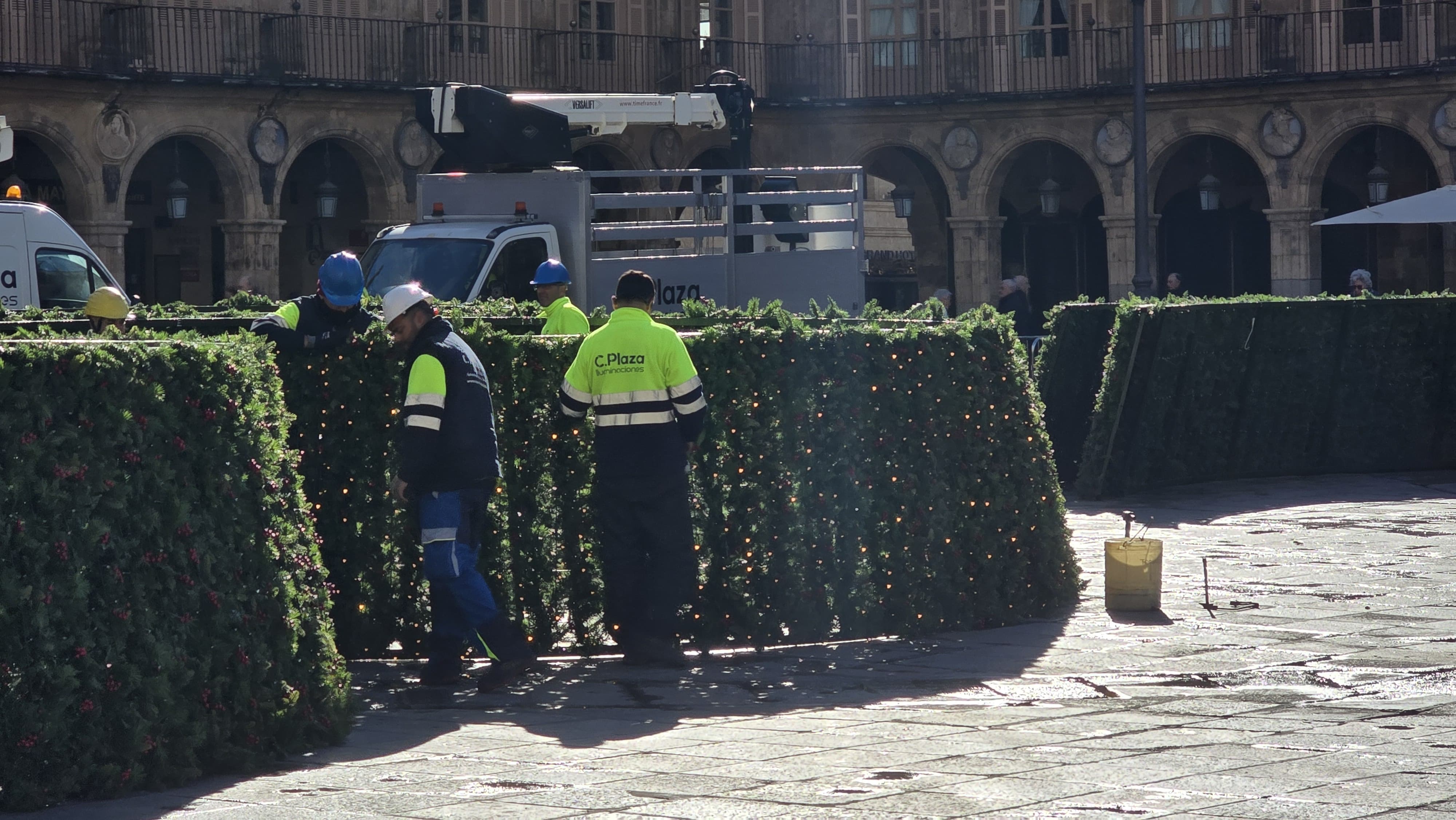 Comienzan a instalar el árbol de Navidad en la Plaza Mayor 