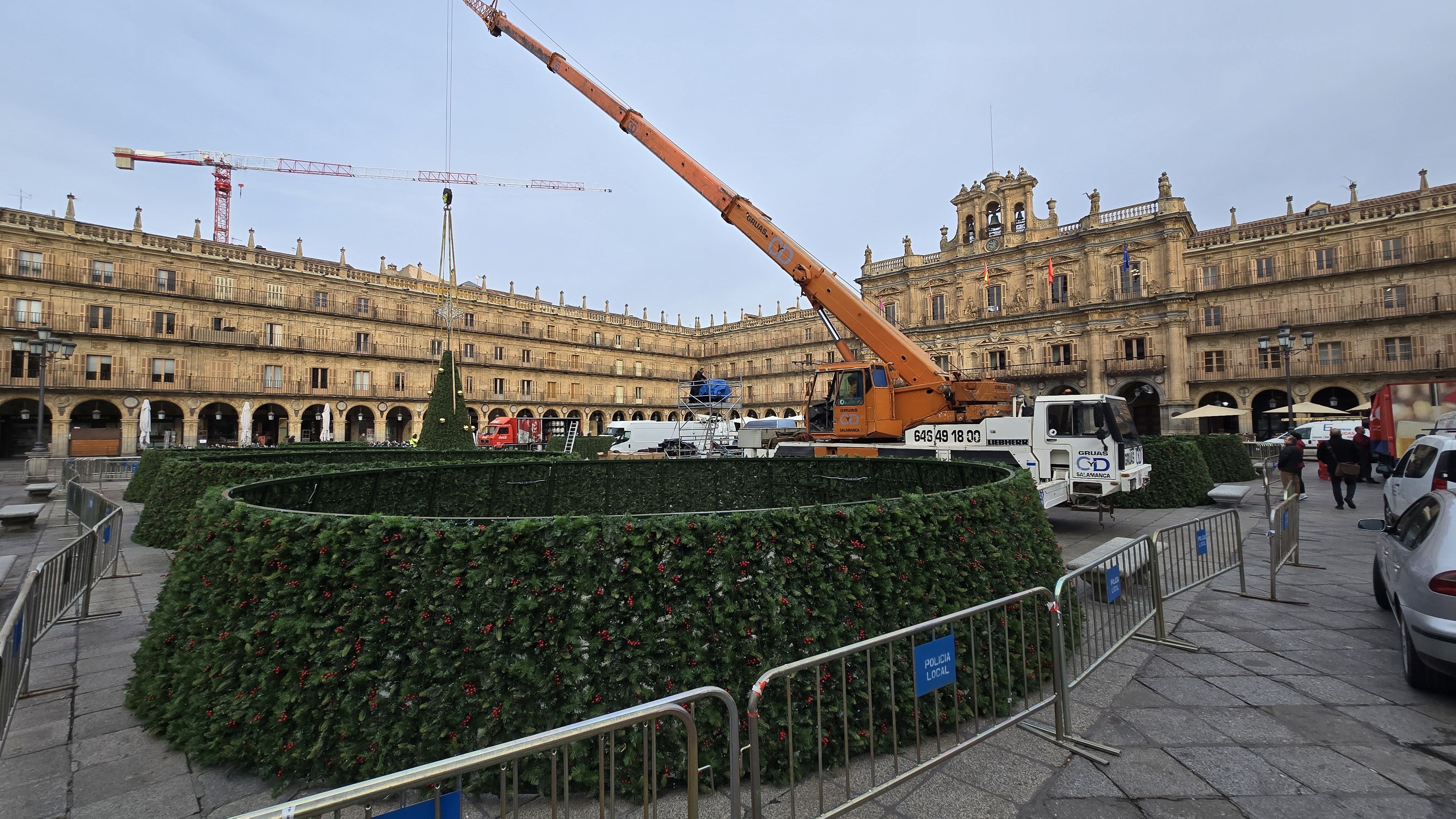 Día 2 instalando el árbol de Navidad en la Plaza Mayor 