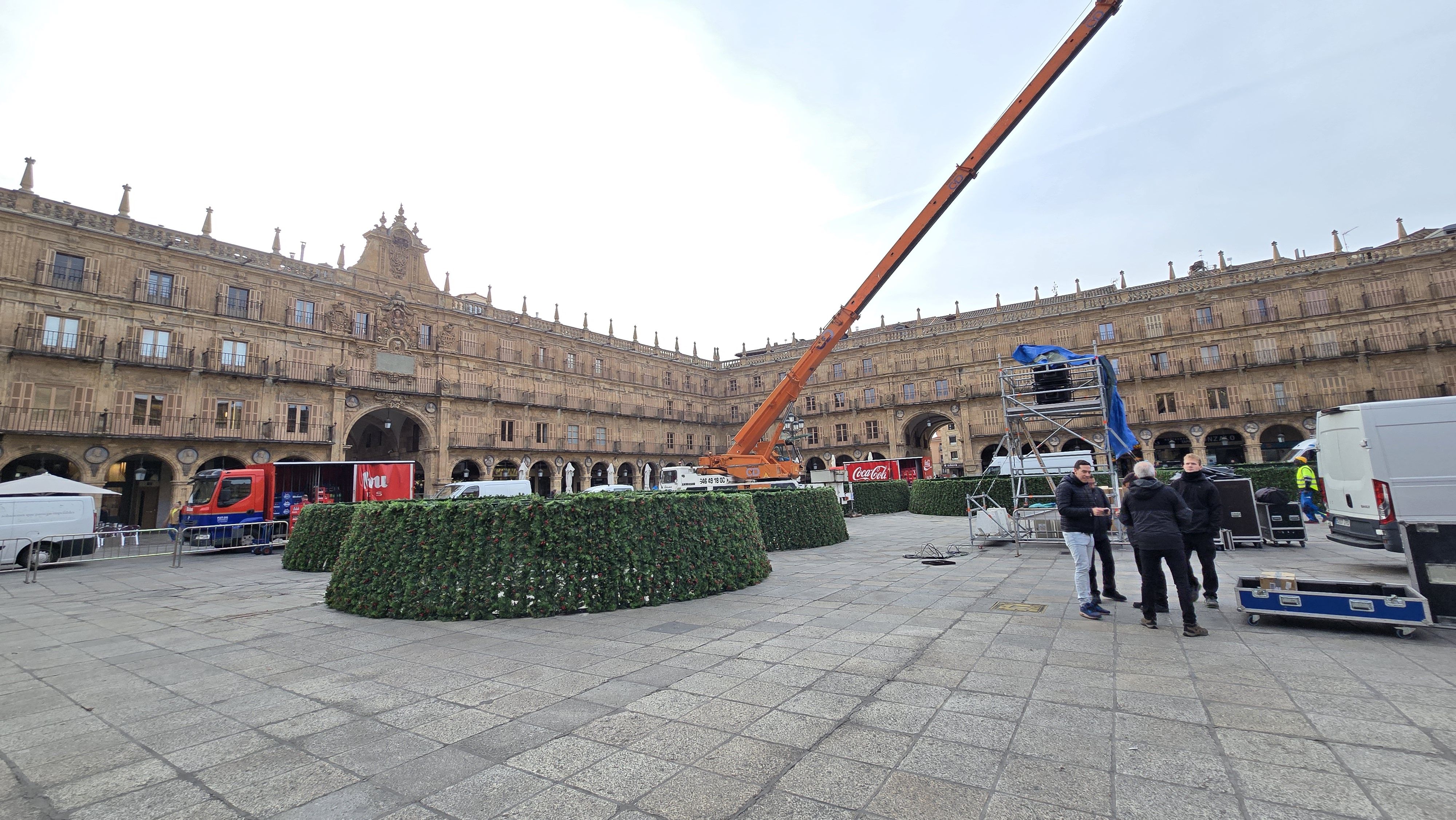 Día 2 instalando el árbol de Navidad en la Plaza Mayor 